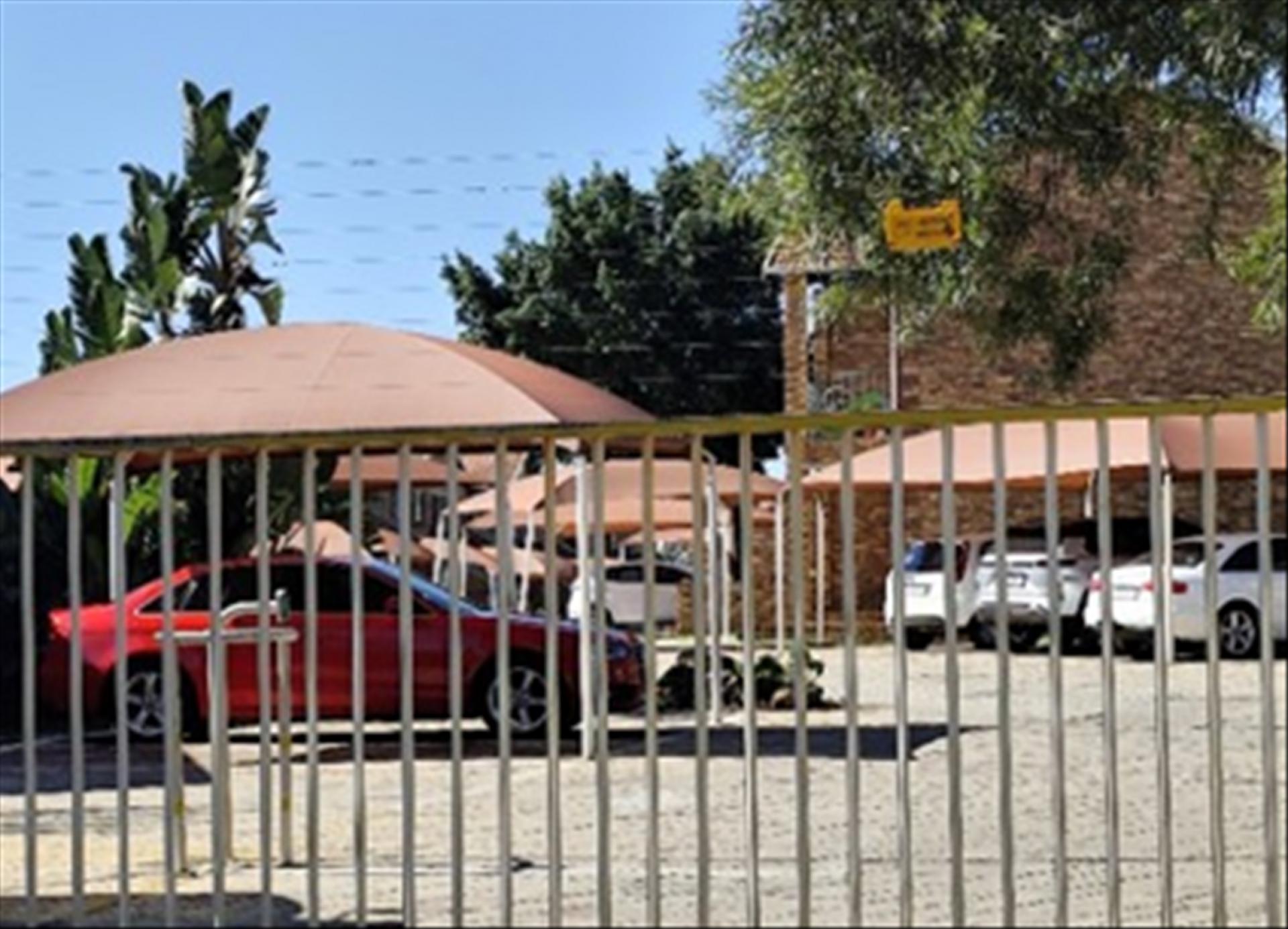 Front View of property in Die Hoewes