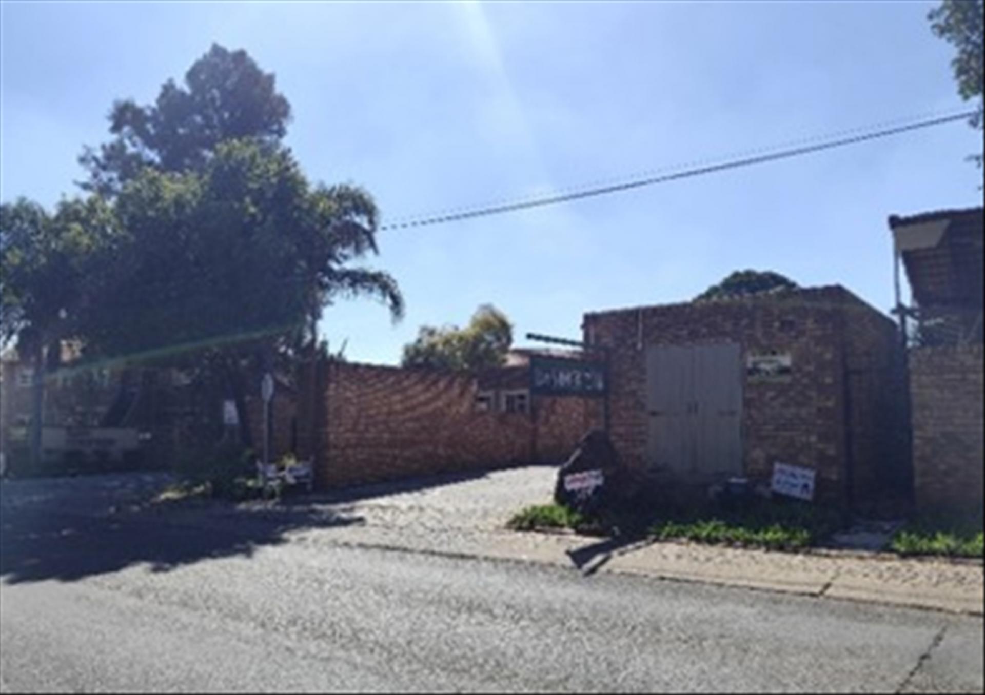 Front View of property in Die Hoewes