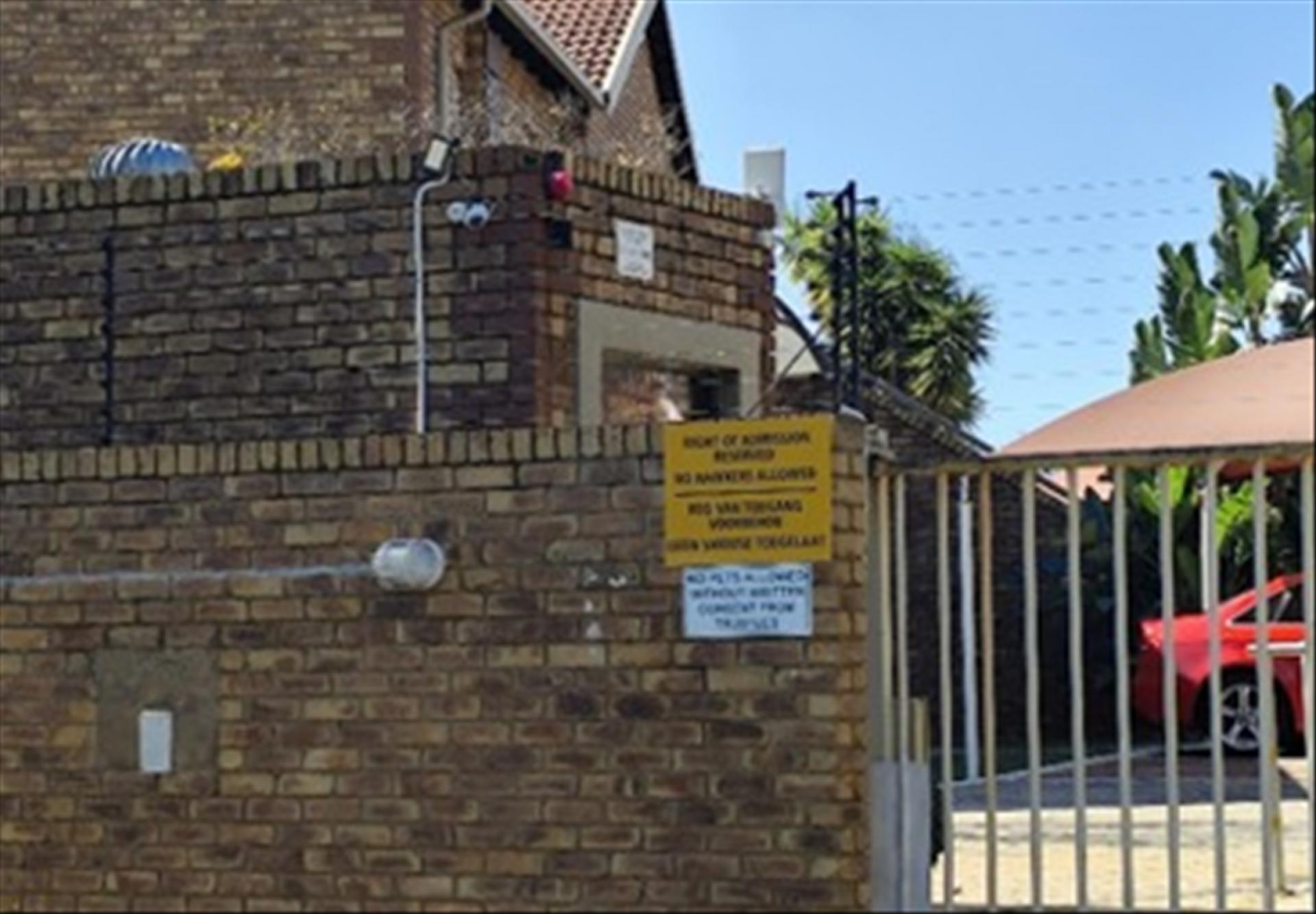 Front View of property in Die Hoewes