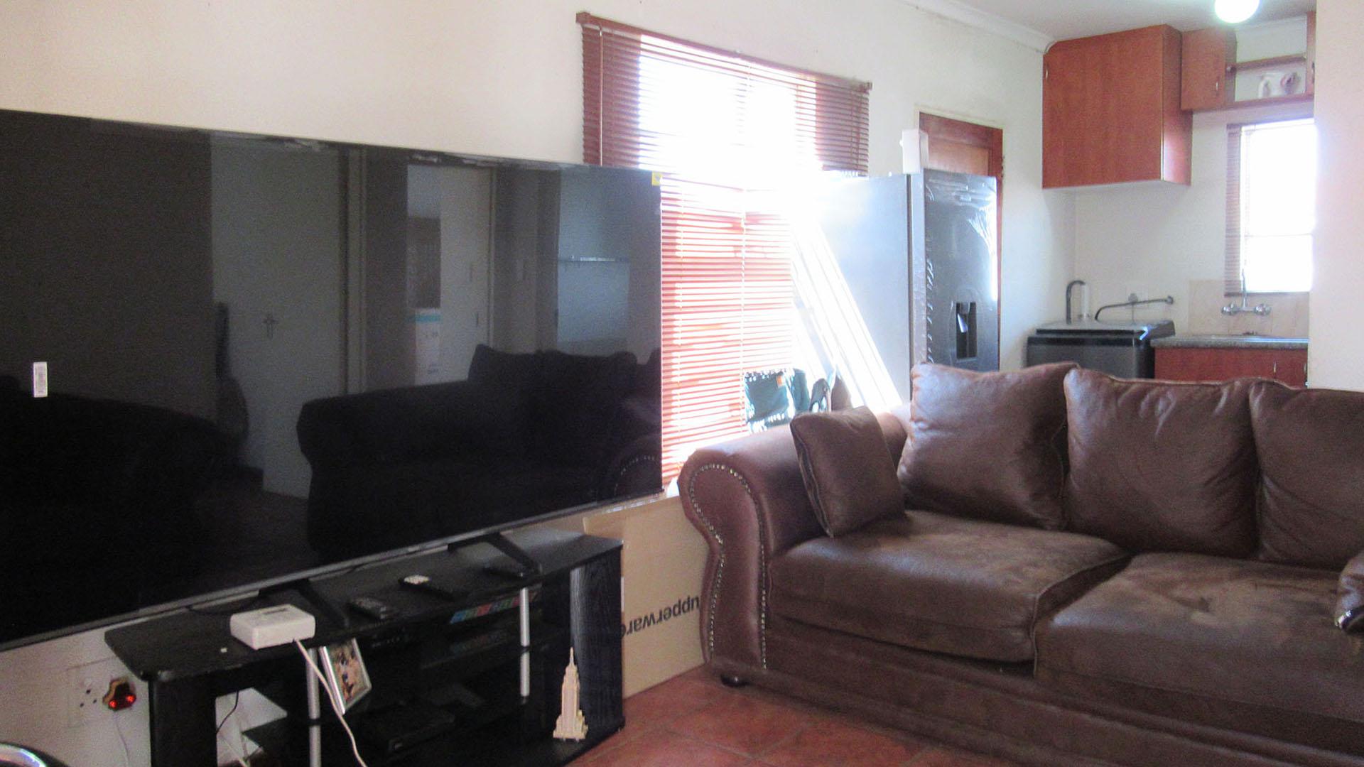 Lounges - 16 square meters of property in Orion Park