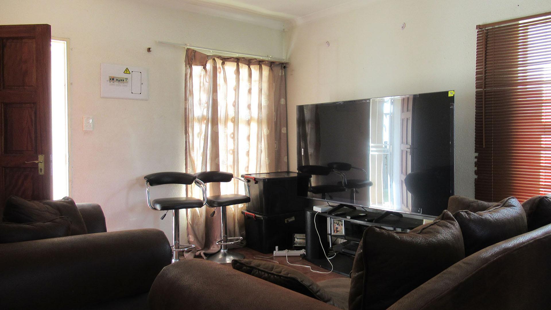 Lounges - 16 square meters of property in Orion Park