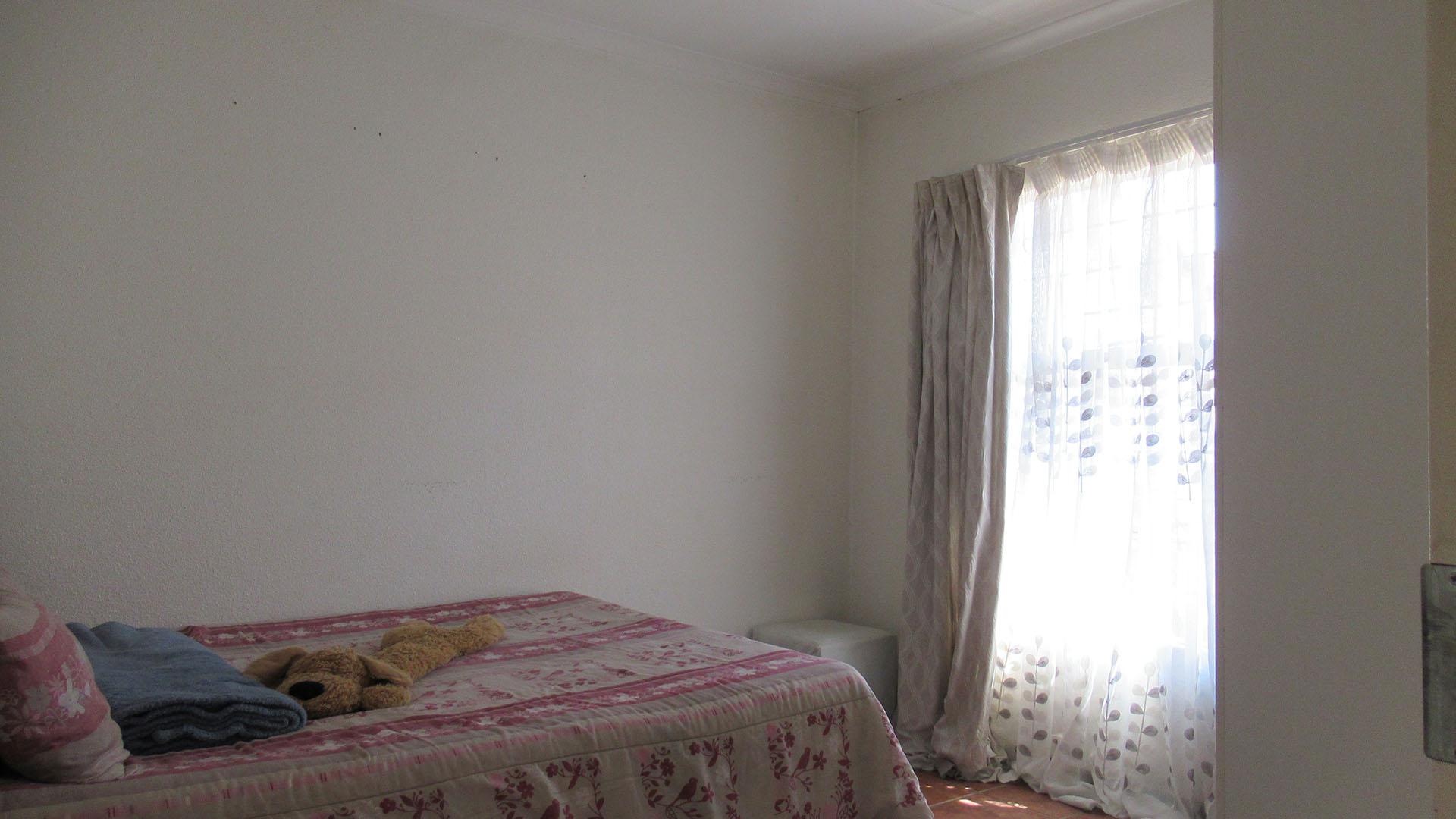 Bed Room 1 - 12 square meters of property in Orion Park