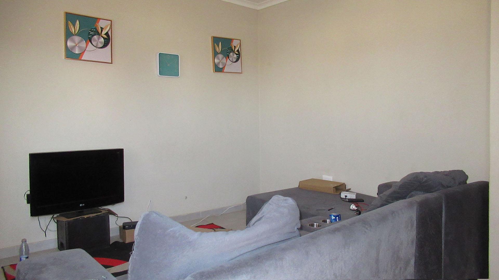 Lounges - 15 square meters of property in Klippoortje