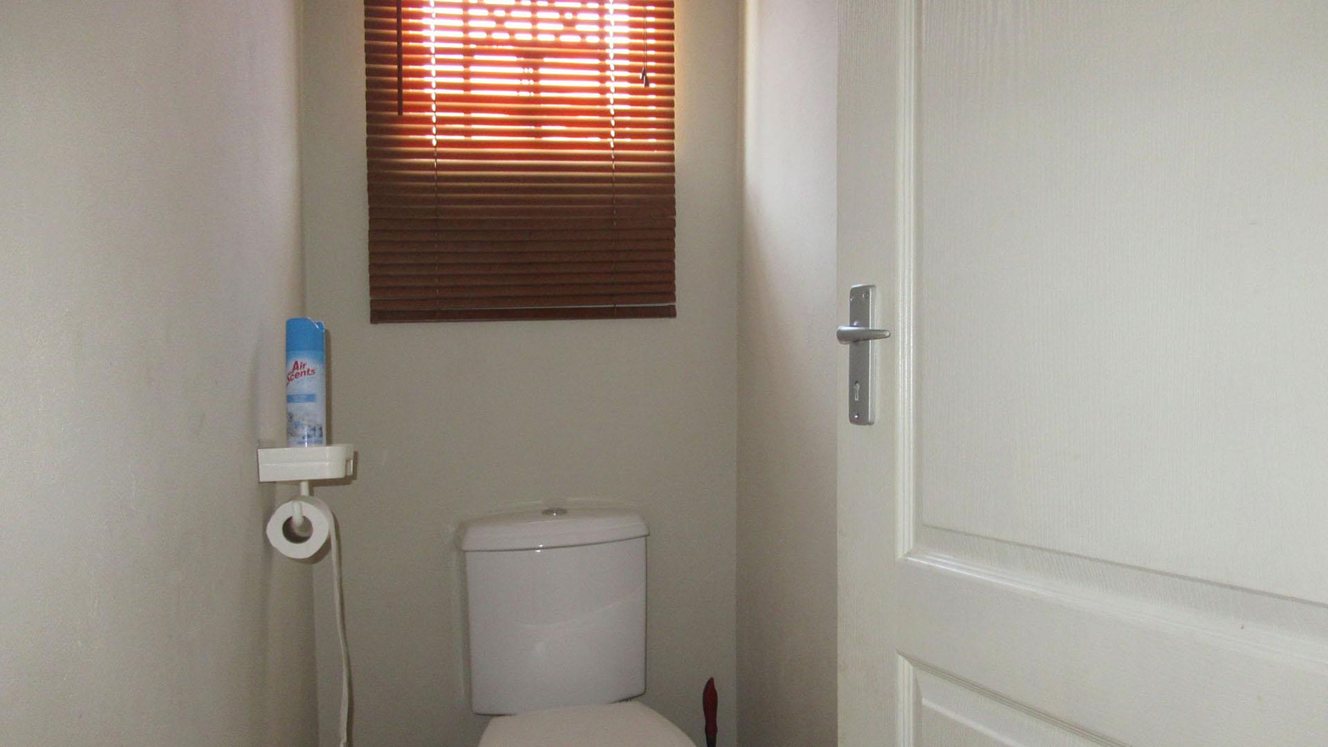 Bathroom 1 - 2 square meters of property in Klippoortje