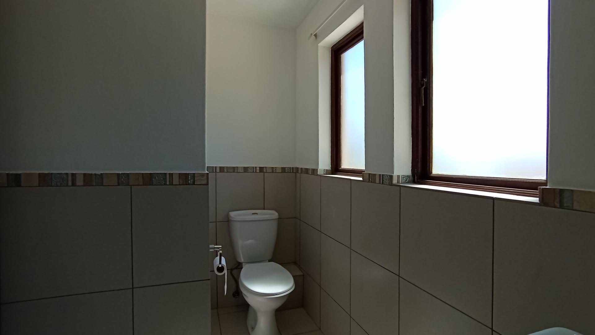 Main Bathroom - 7 square meters of property in Vorna Valley