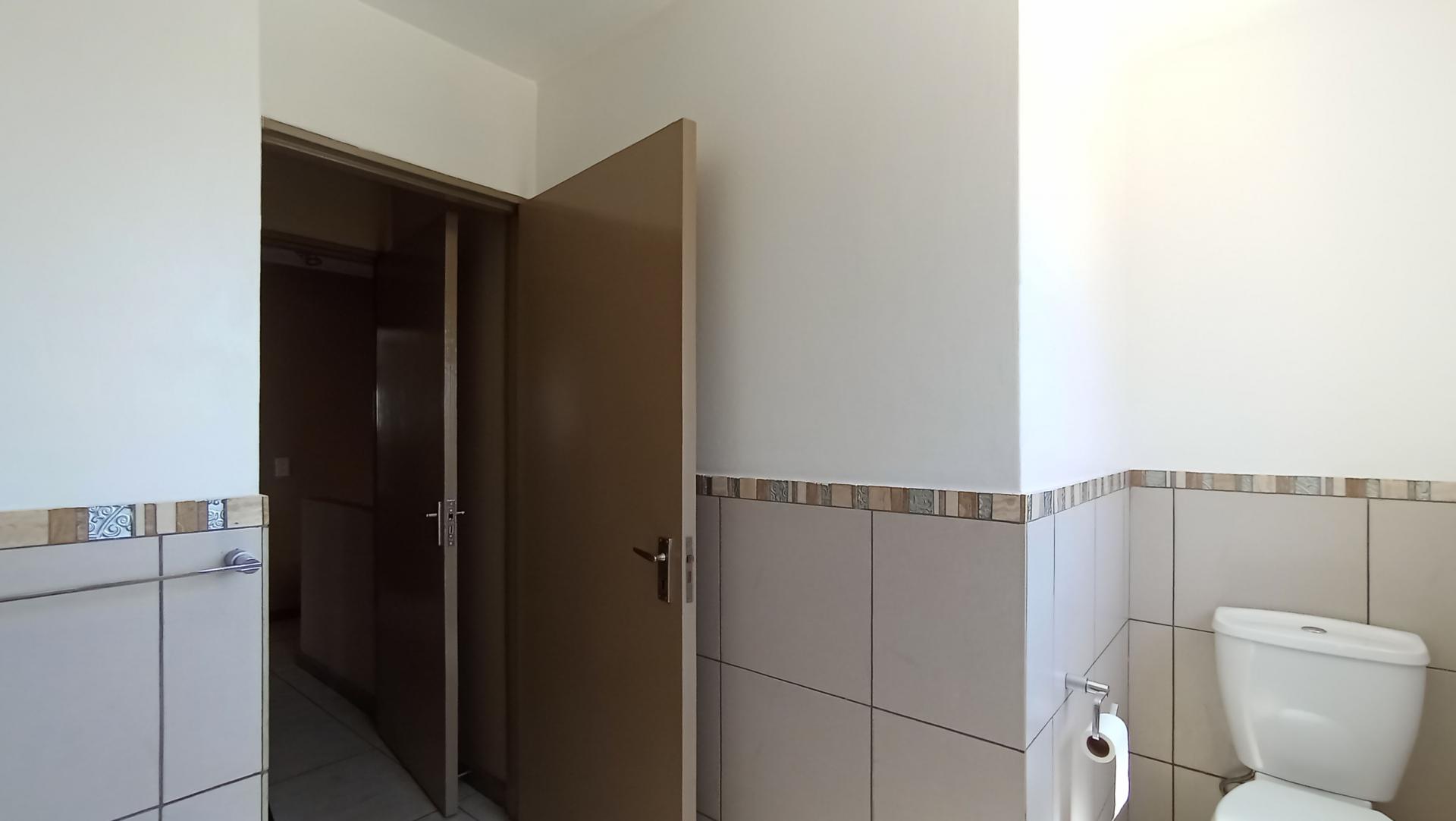Main Bathroom - 7 square meters of property in Vorna Valley