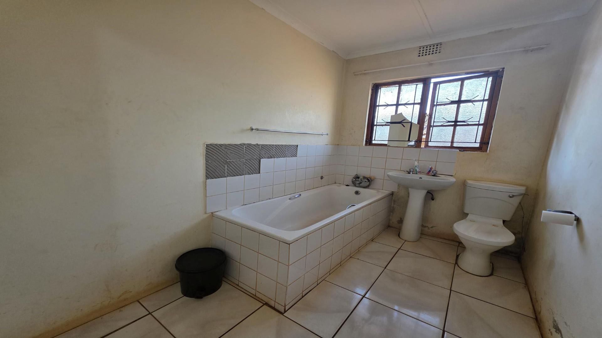 Main Bathroom - 7 square meters of property in Empangeni