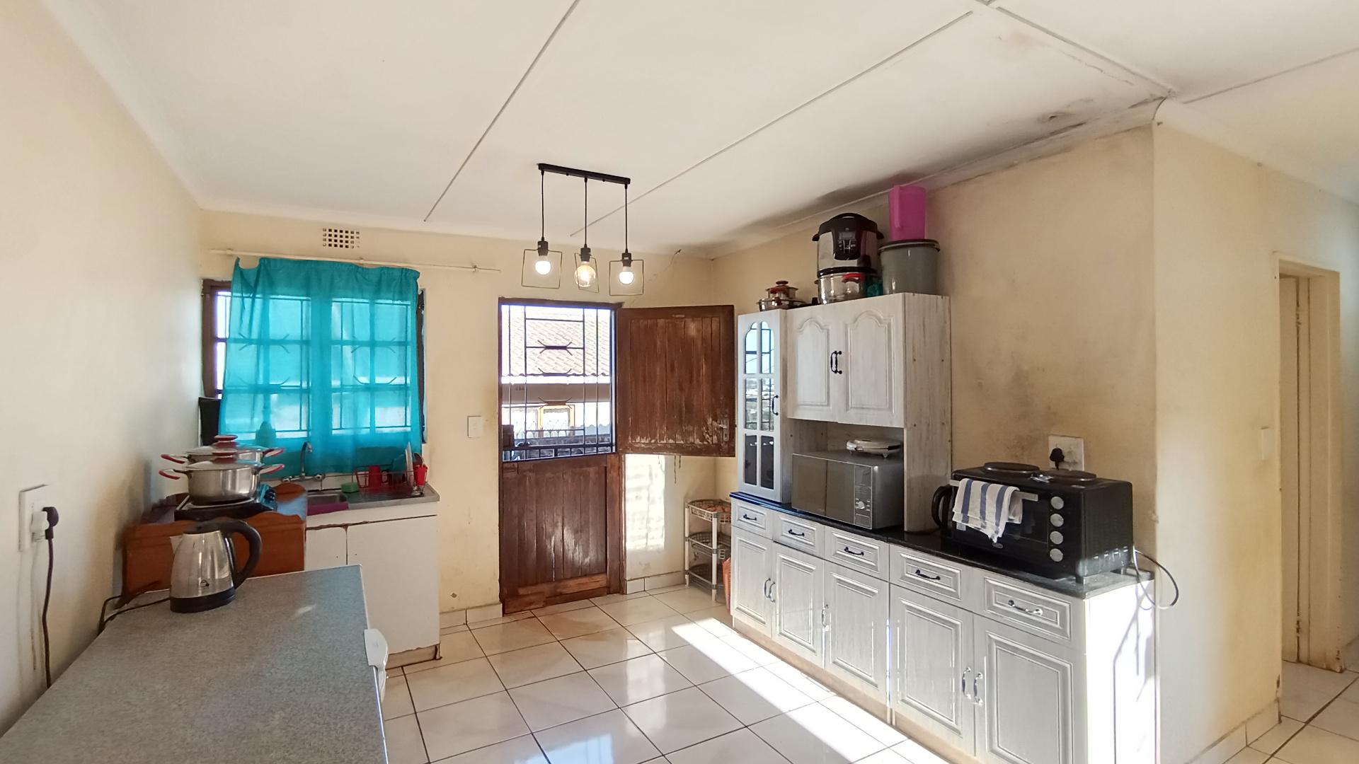 Kitchen - 11 square meters of property in Empangeni
