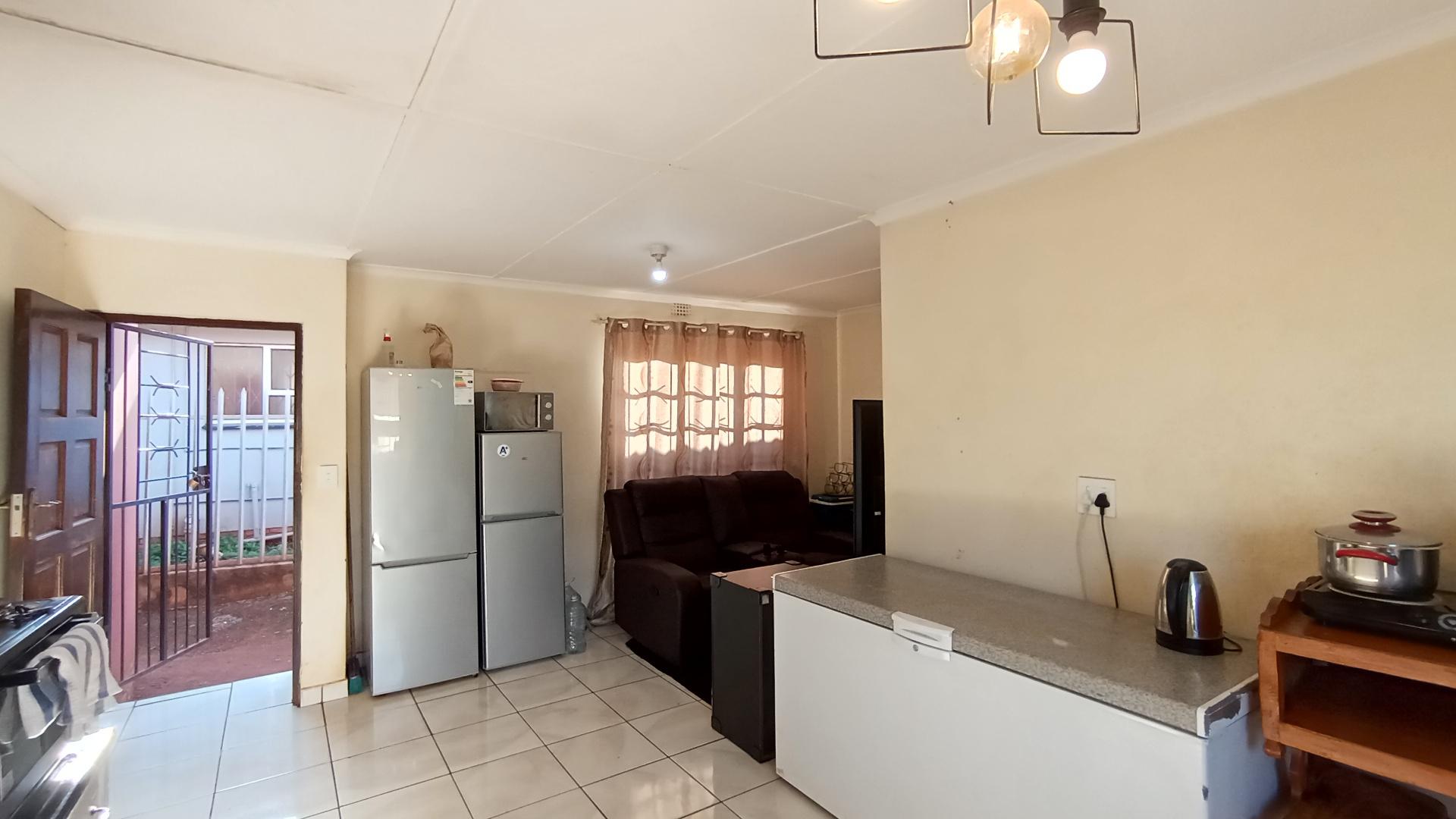 Kitchen - 11 square meters of property in Empangeni