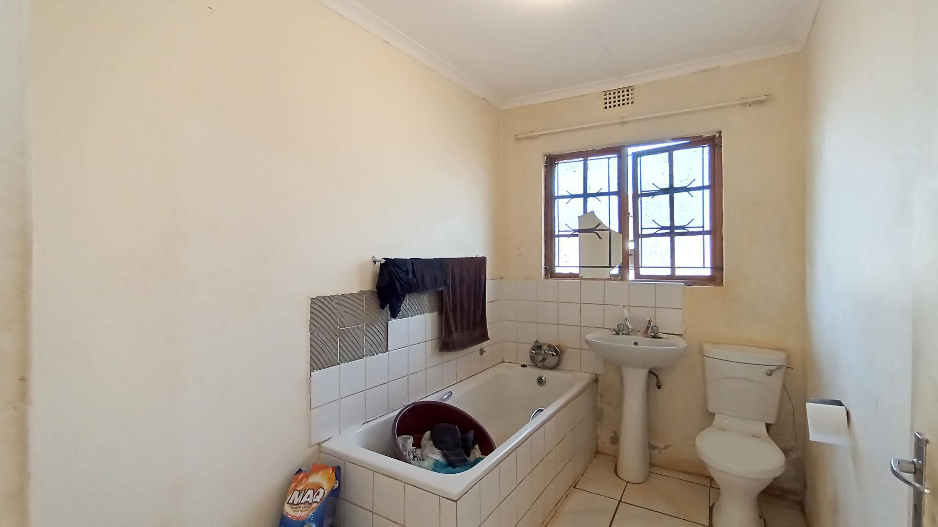 Bathroom 1 - 6 square meters of property in Empangeni