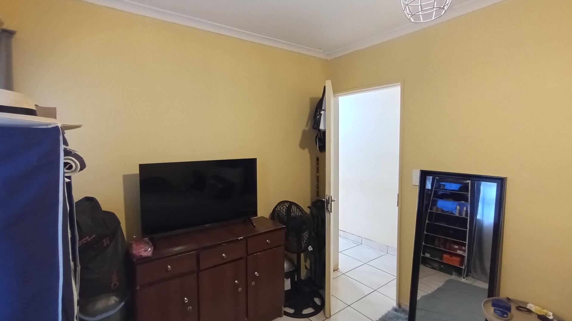 Bed Room 1 - 12 square meters of property in Empangeni