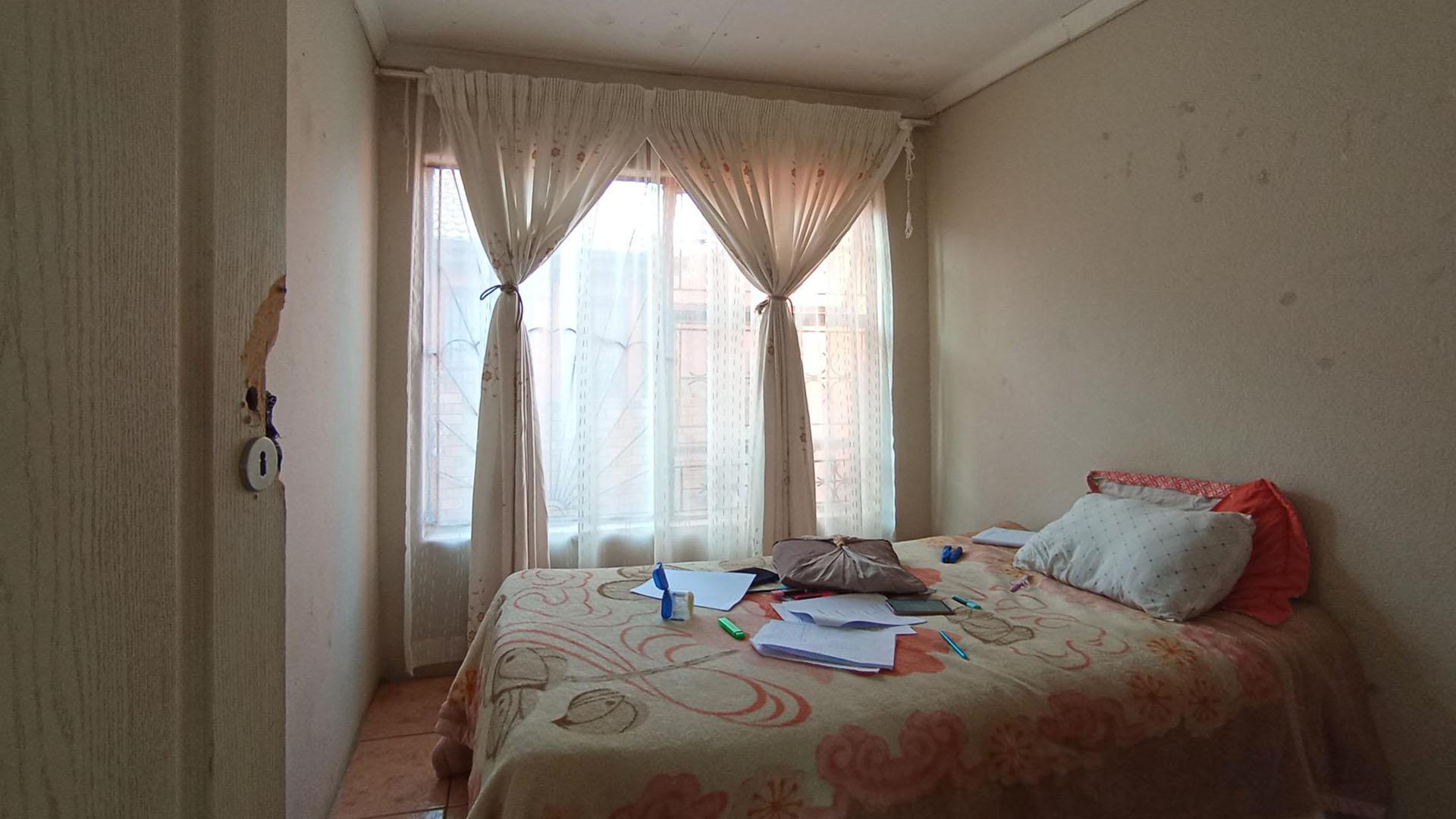 Bed Room 1 - 8 square meters of property in Winterveld