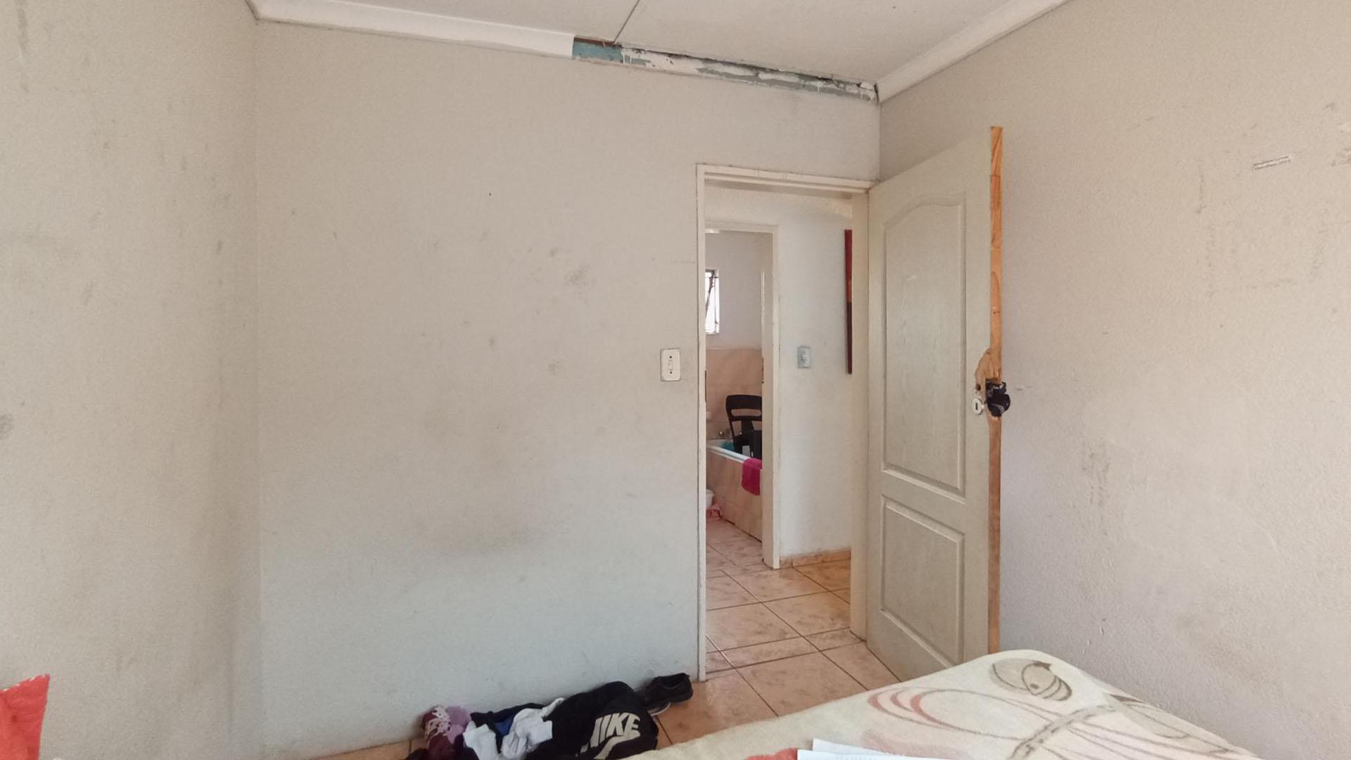 Bed Room 1 - 8 square meters of property in Winterveld