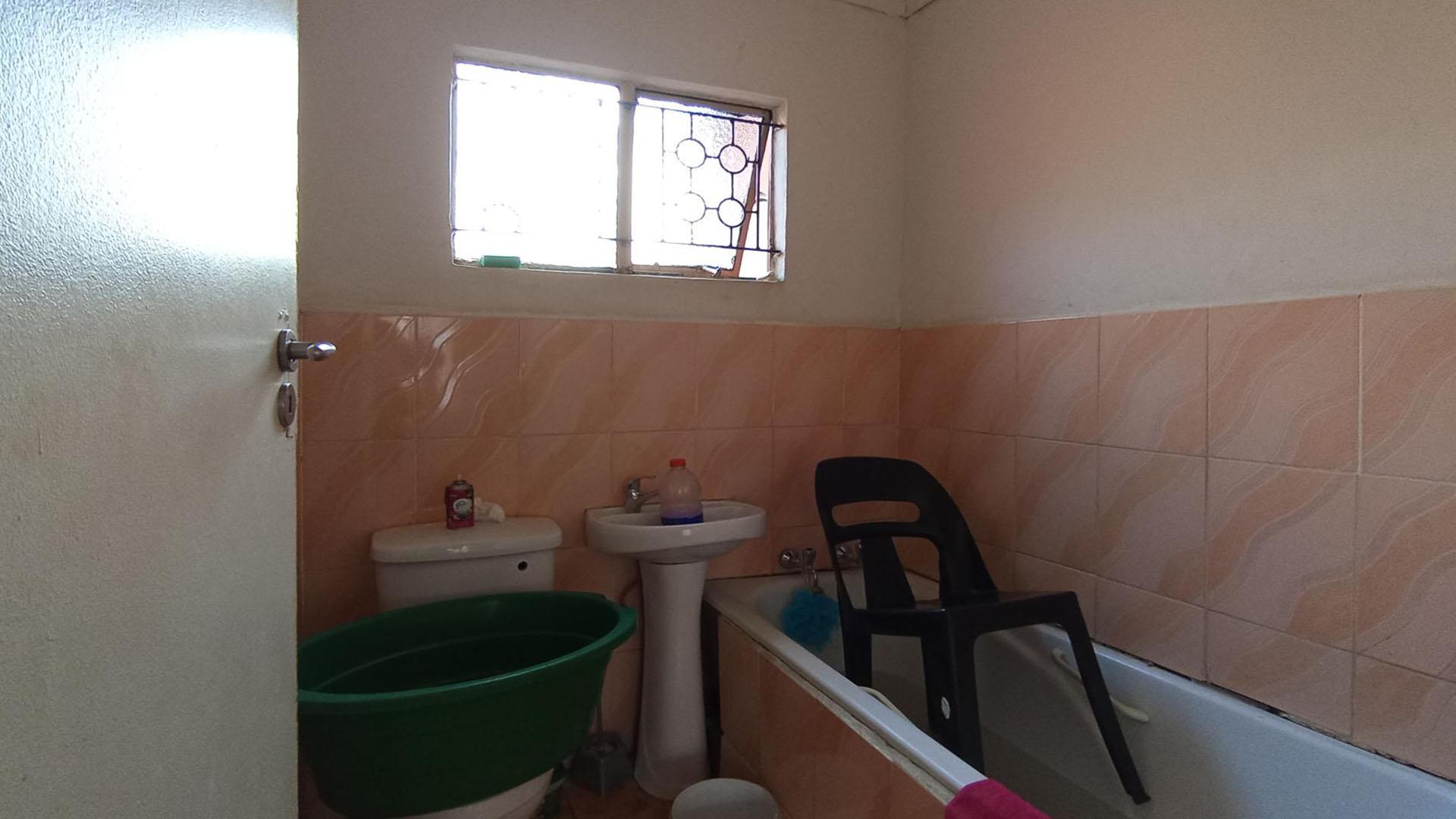 Bathroom 1 - 3 square meters of property in Winterveld