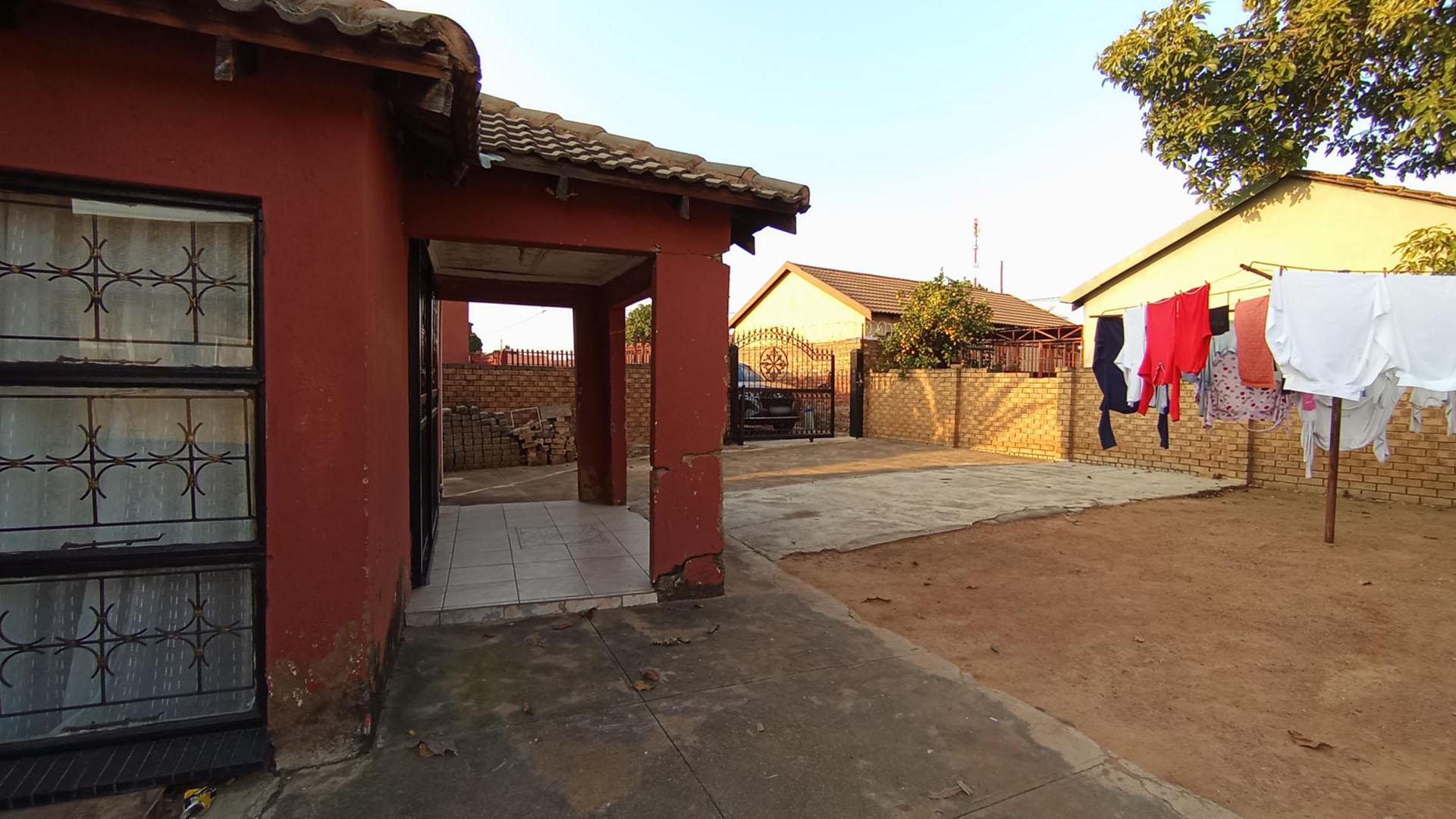 Front View of property in Winterveld