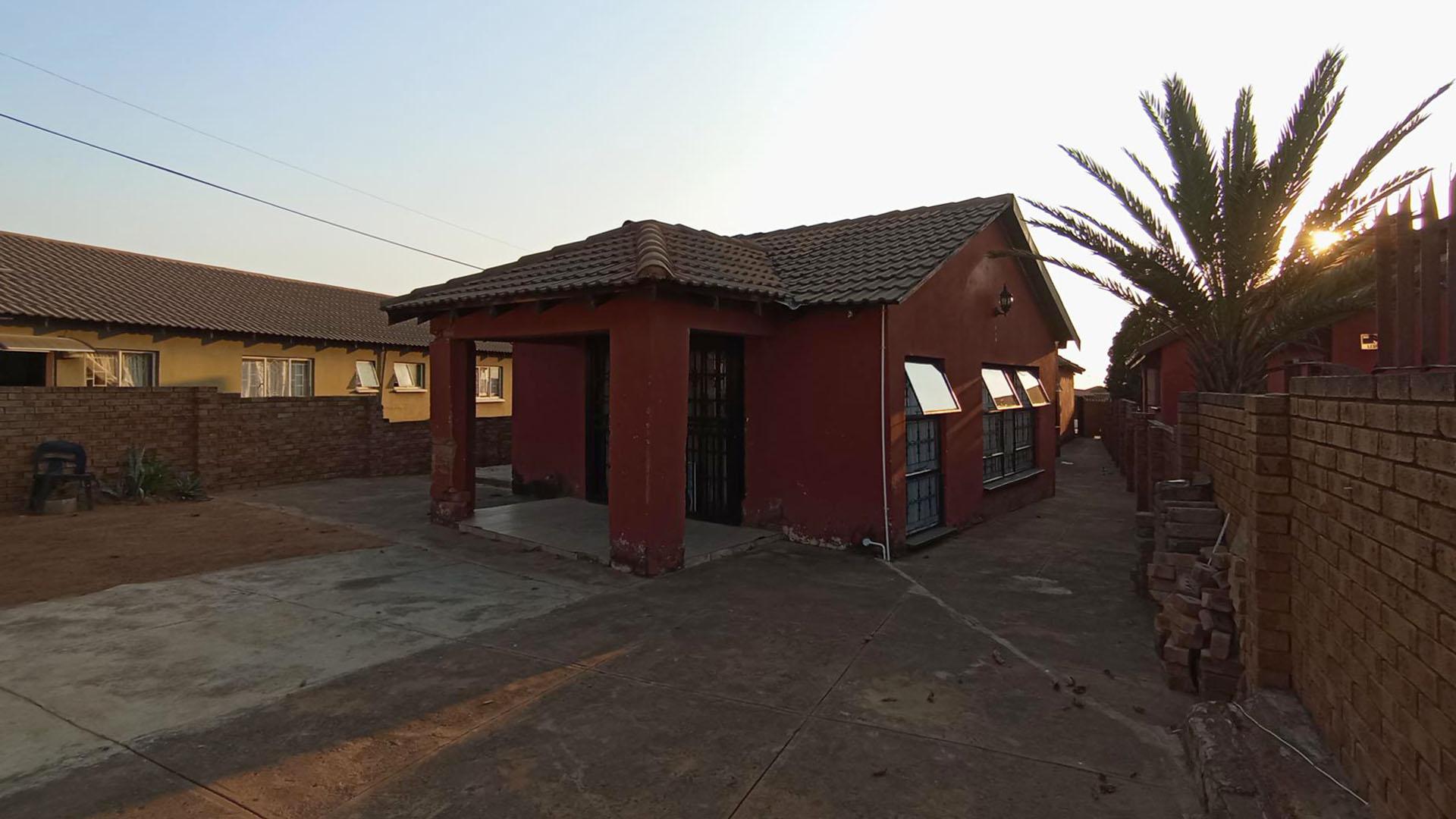 Front View of property in Winterveld