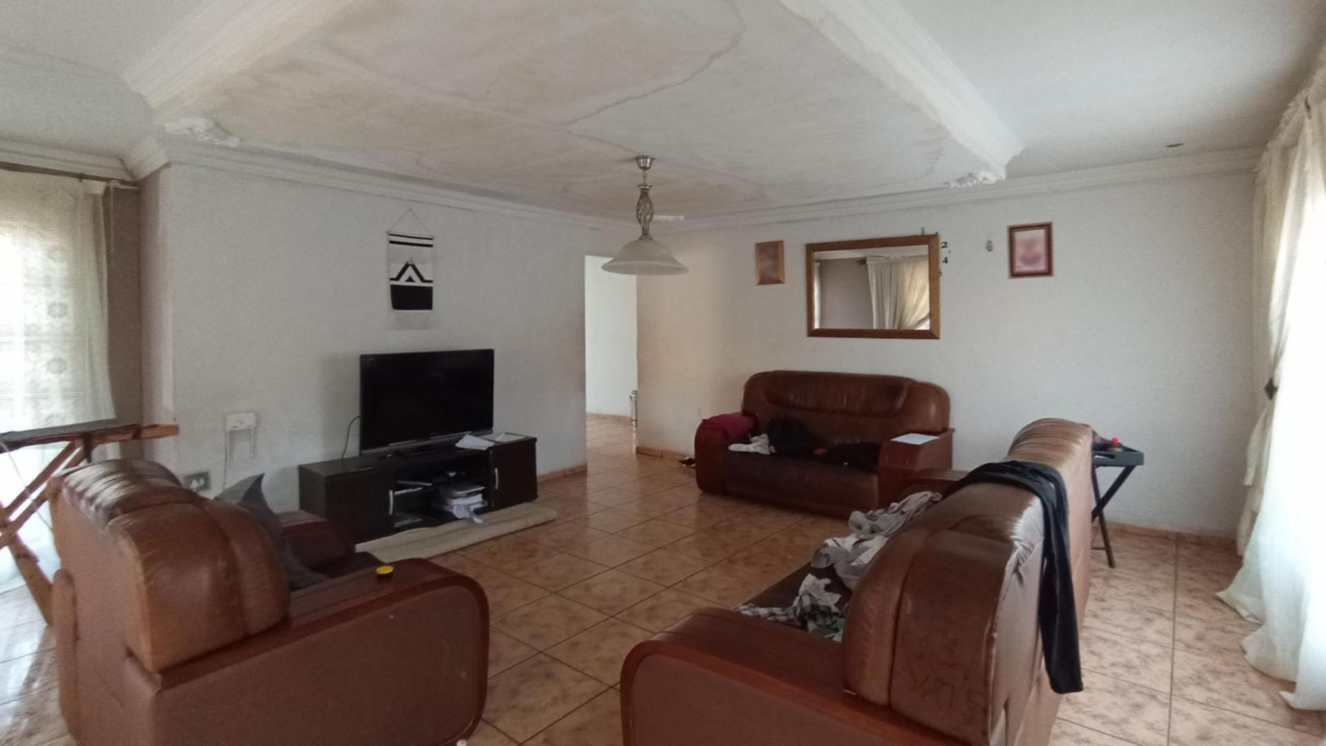 Lounges - 28 square meters of property in Winterveld