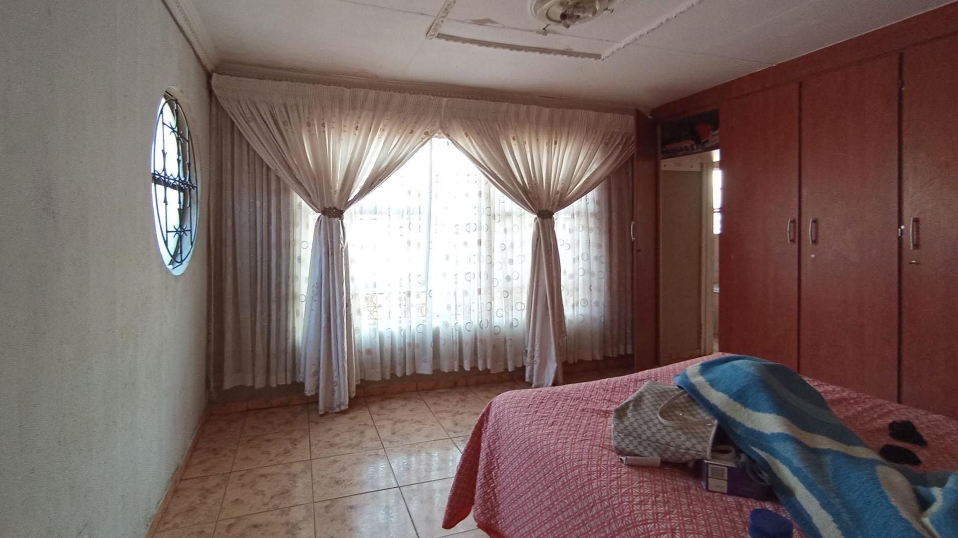 Main Bedroom - 17 square meters of property in Winterveld
