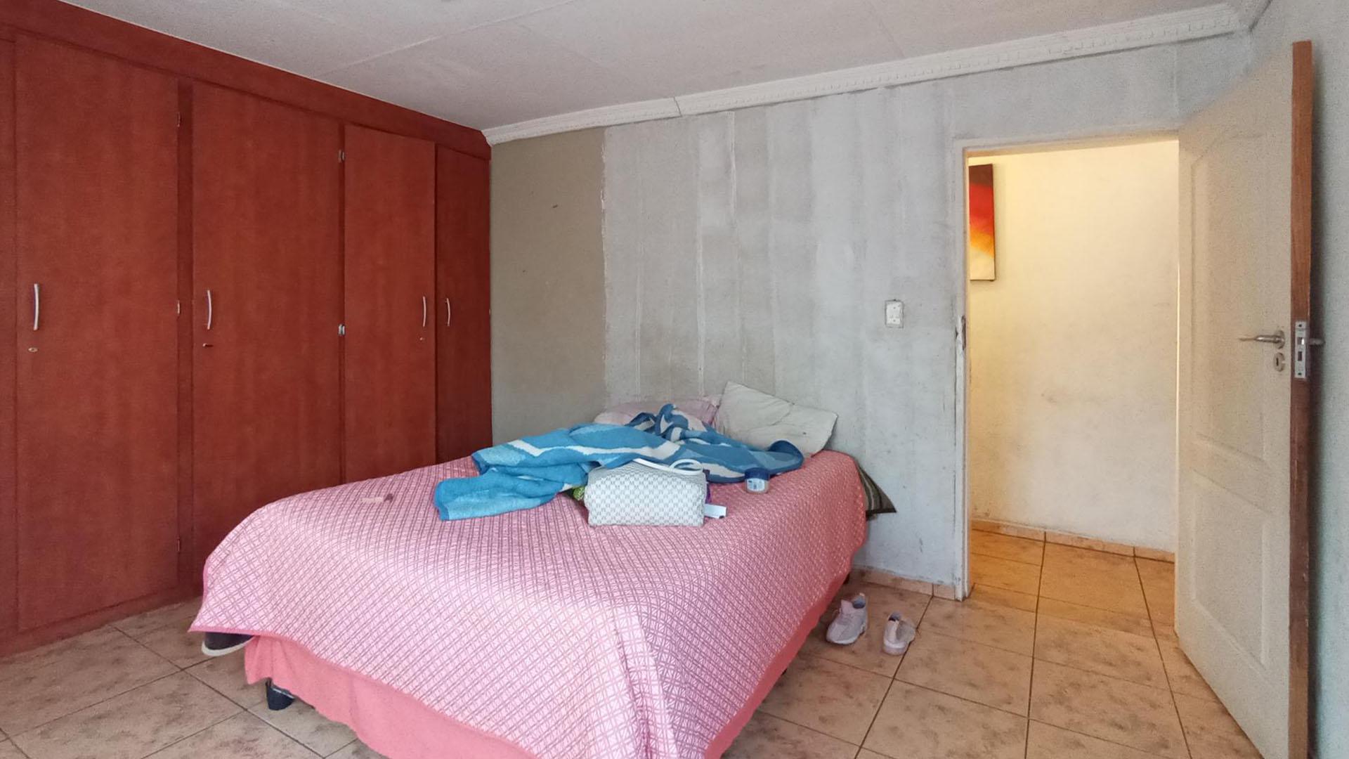 Main Bedroom - 17 square meters of property in Winterveld