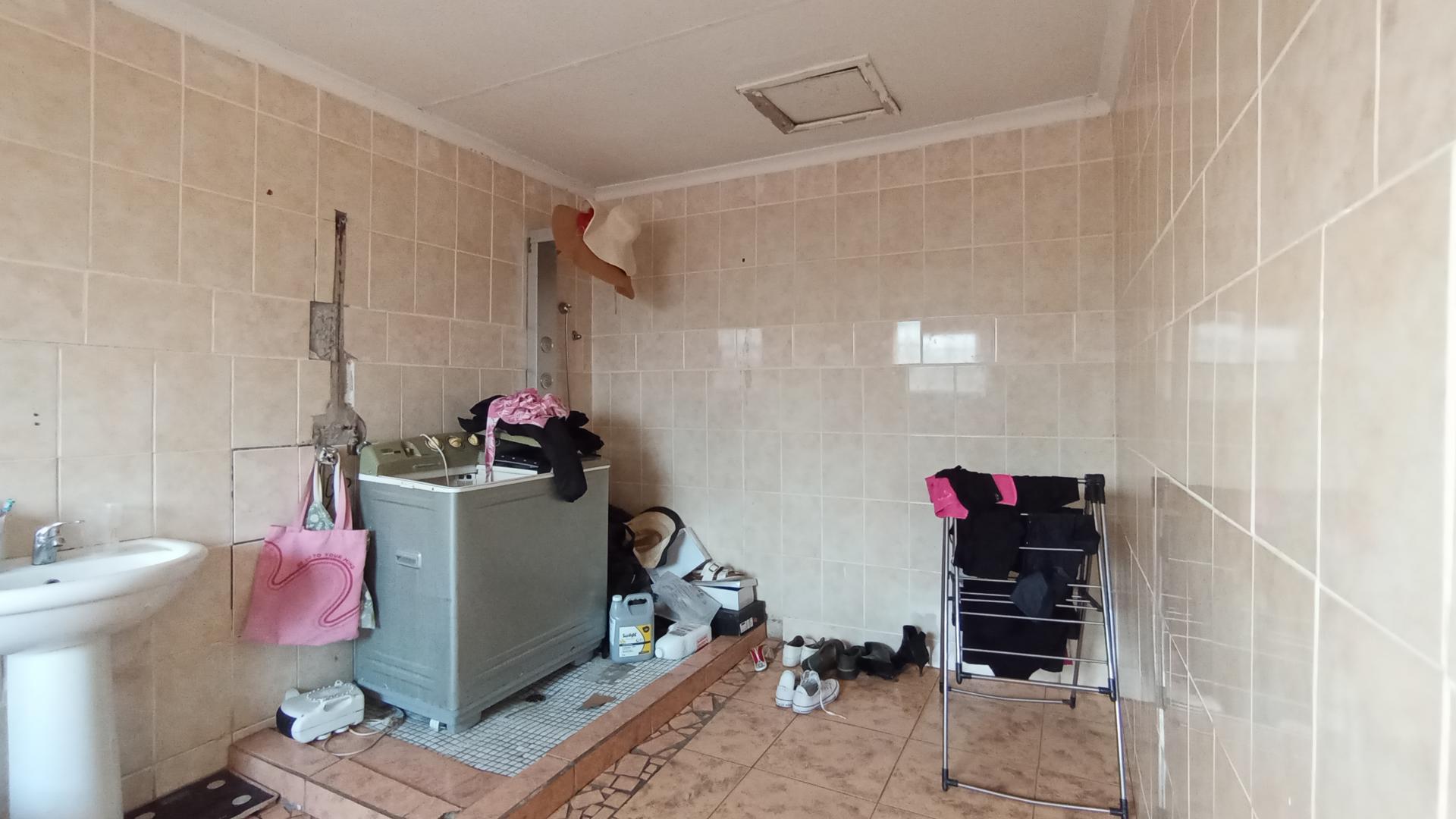 Main Bathroom - 12 square meters of property in Winterveld