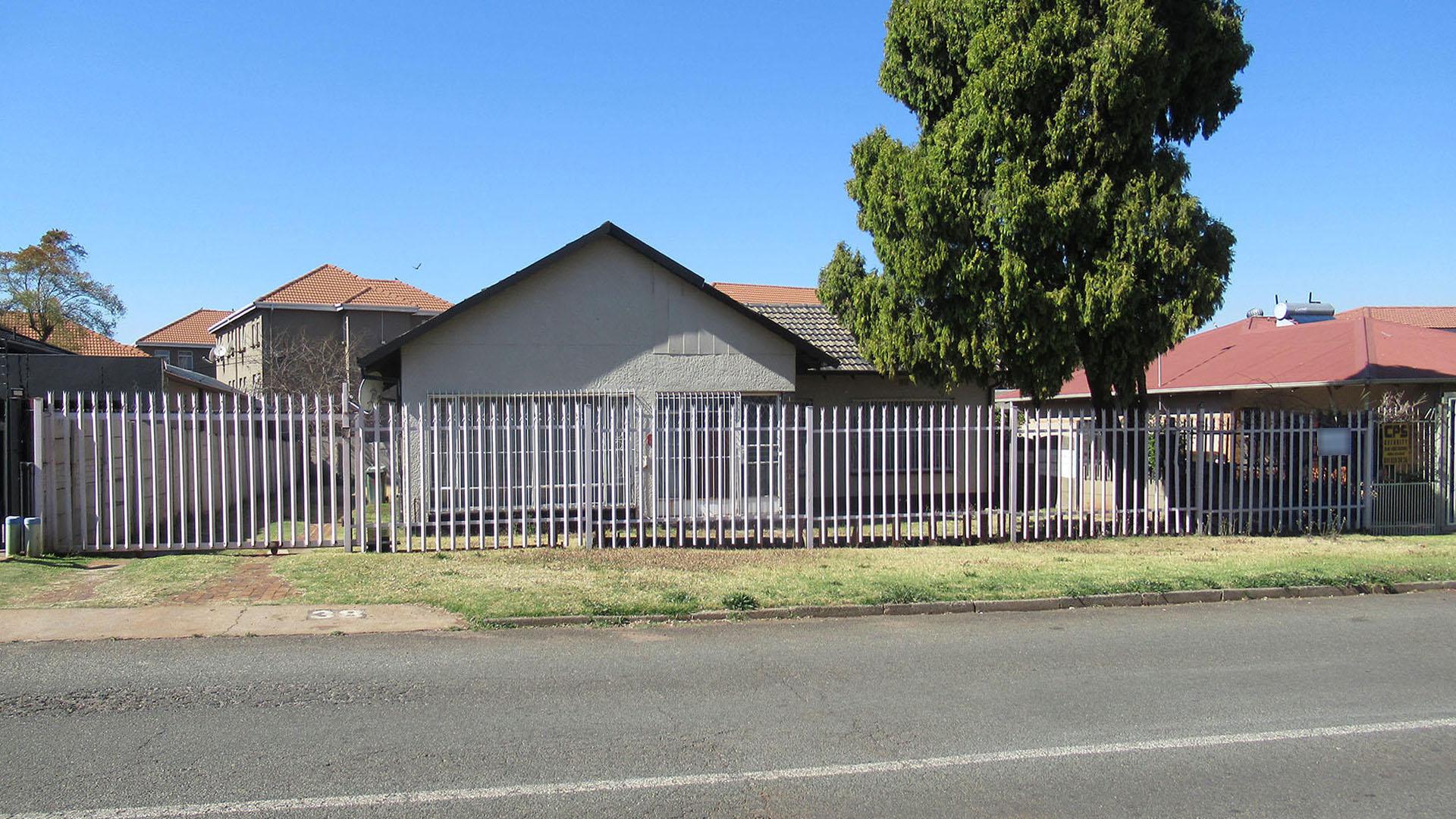 Front View of property in Florentia