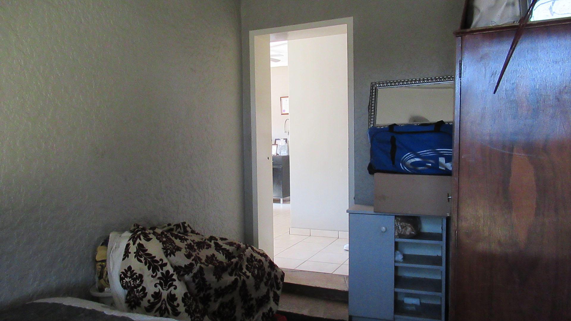 Bed Room 1 - 31 square meters of property in Florentia