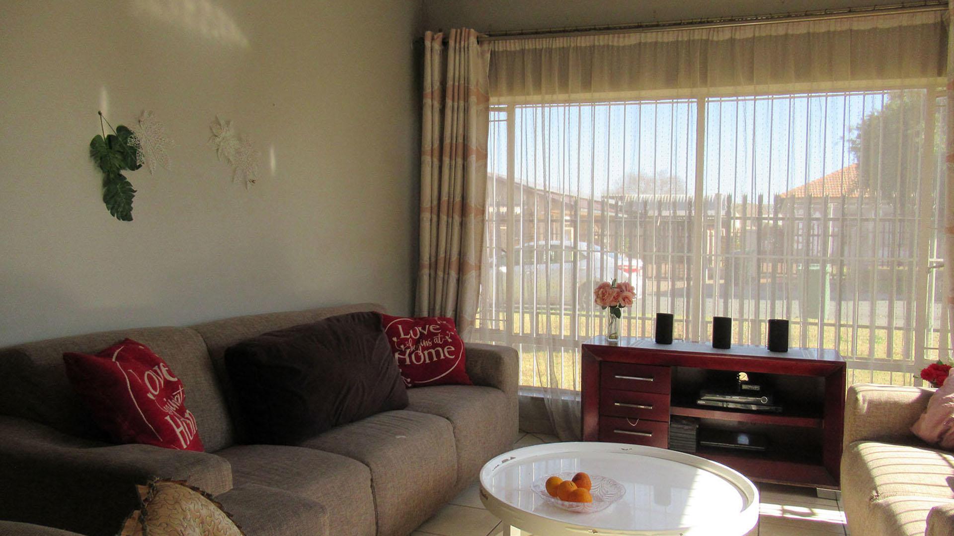 Lounges - 23 square meters of property in Florentia