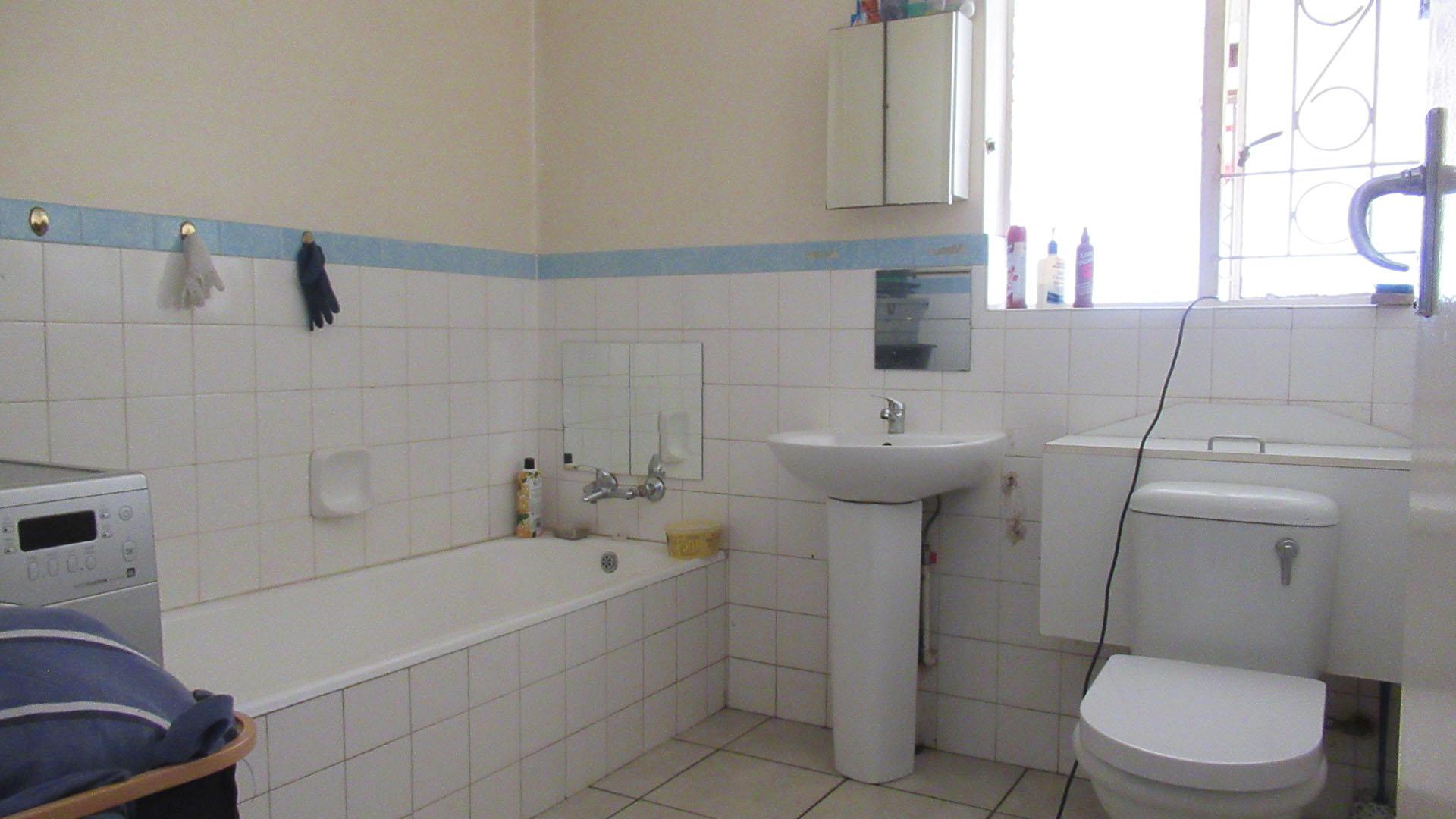 Bathroom 1 - 6 square meters of property in Florentia