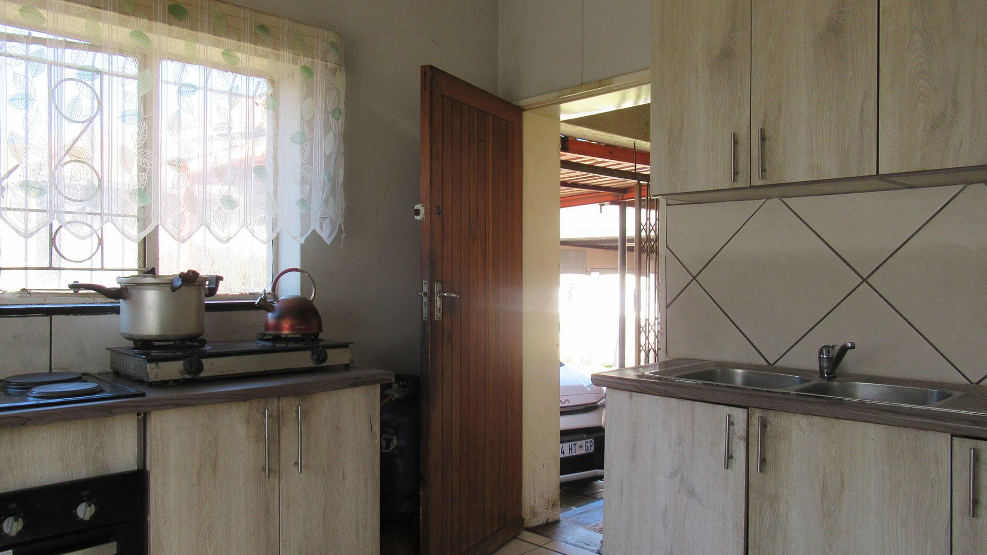 Kitchen - 15 square meters of property in Florentia