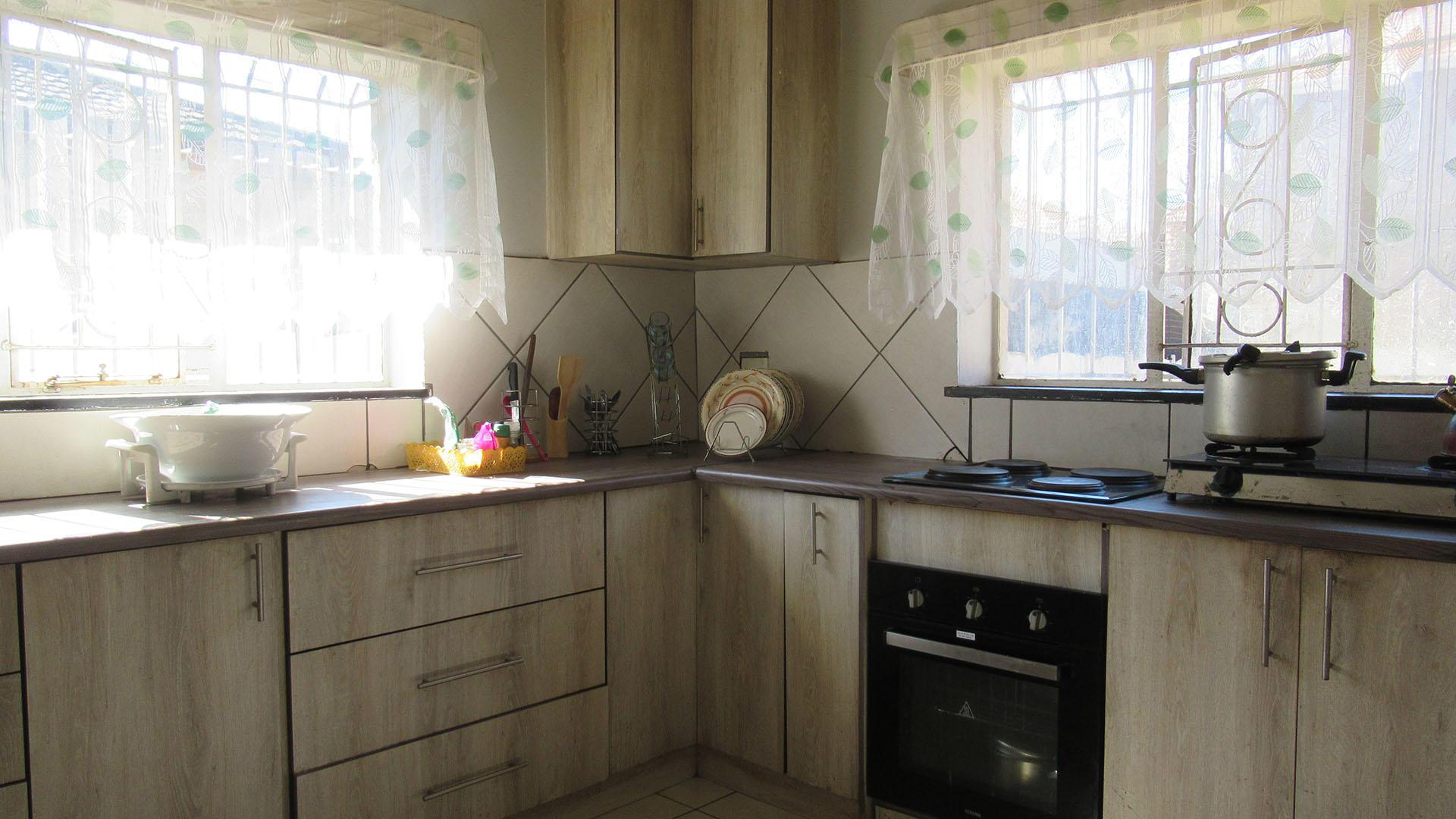 Kitchen - 15 square meters of property in Florentia