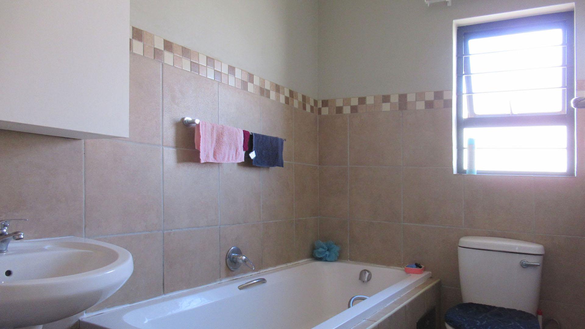 Bathroom 1 - 5 square meters of property in Protea Glen