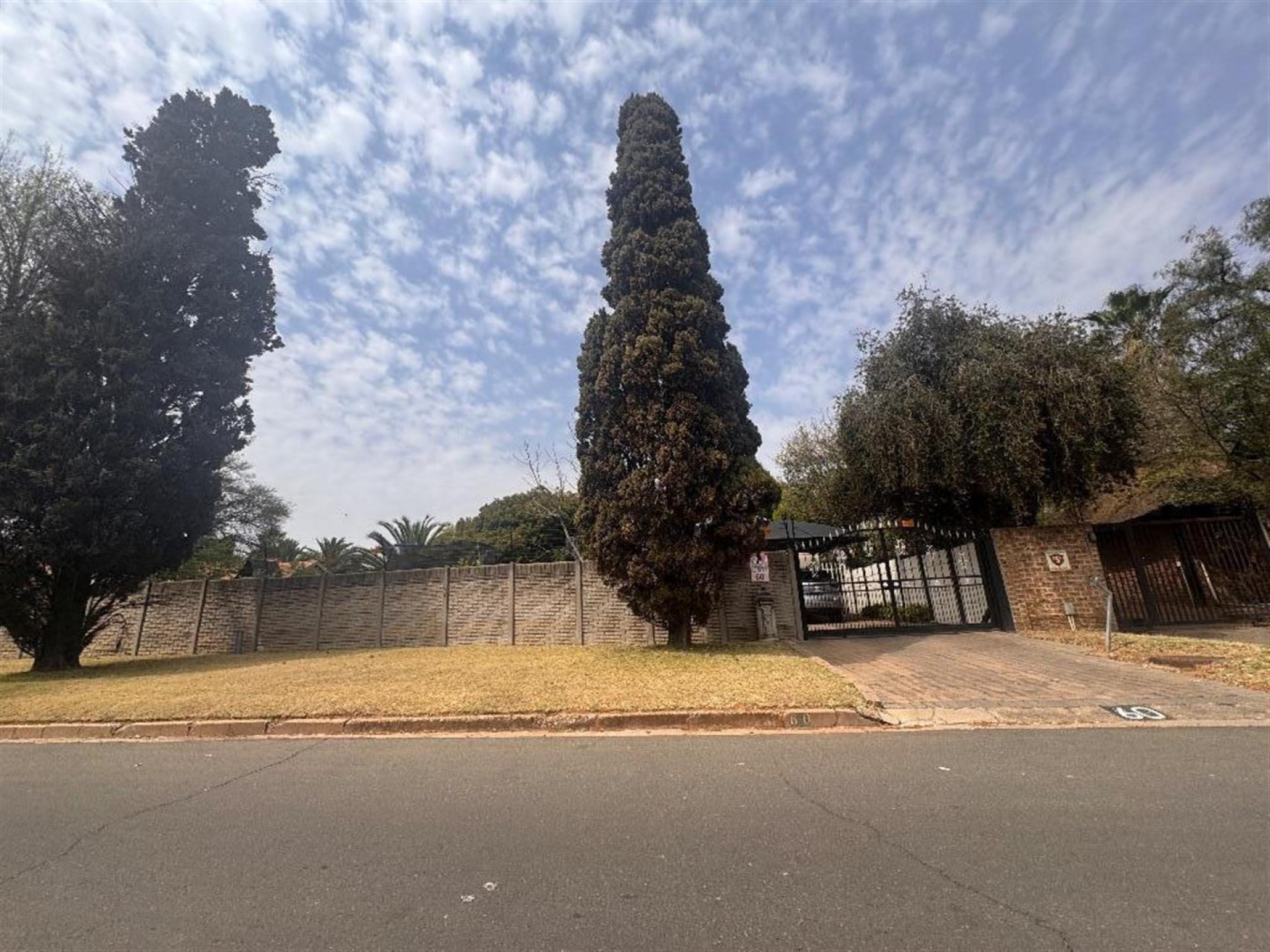 Front View of property in Glen Marais