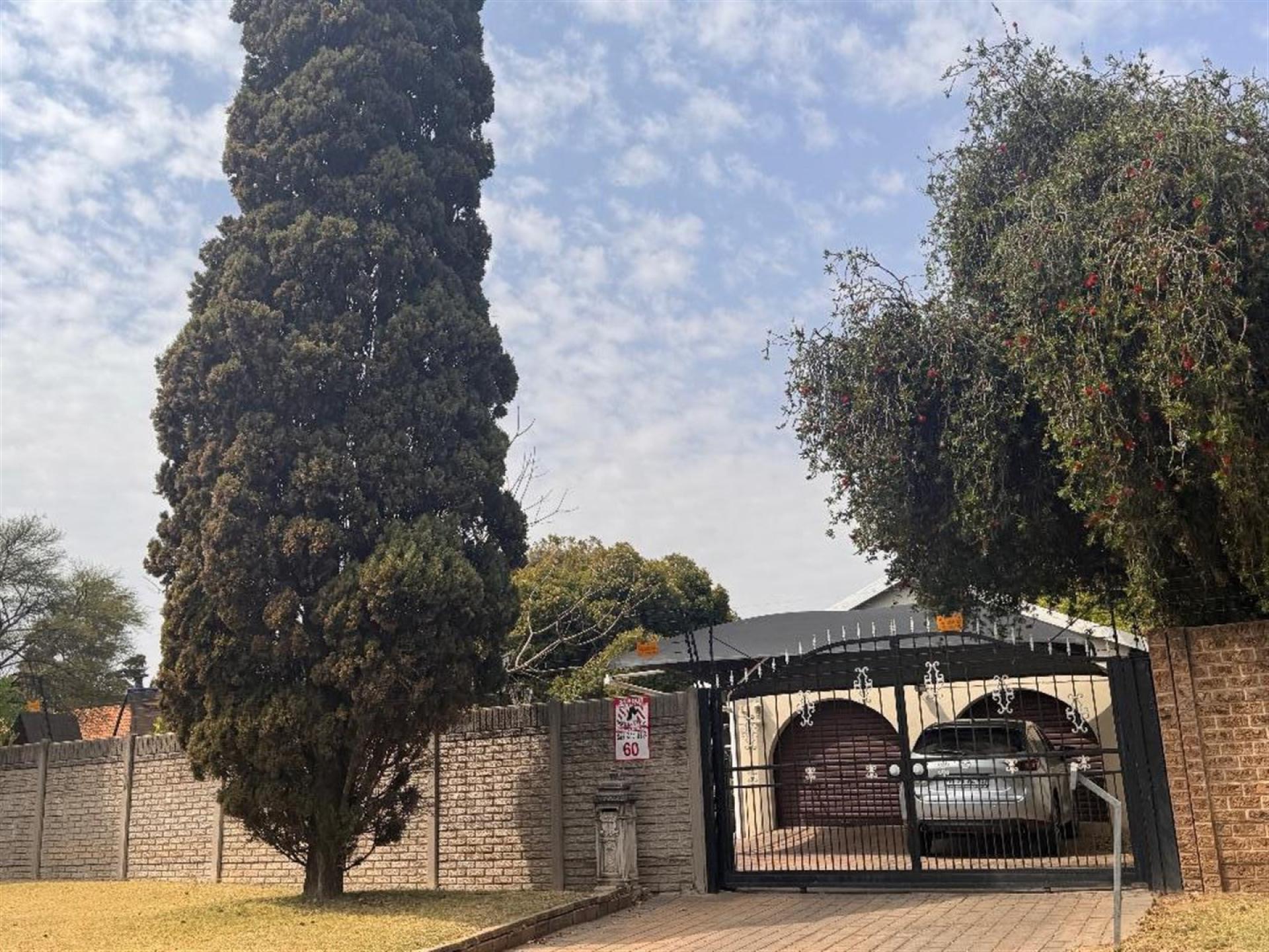 Front View of property in Glen Marais