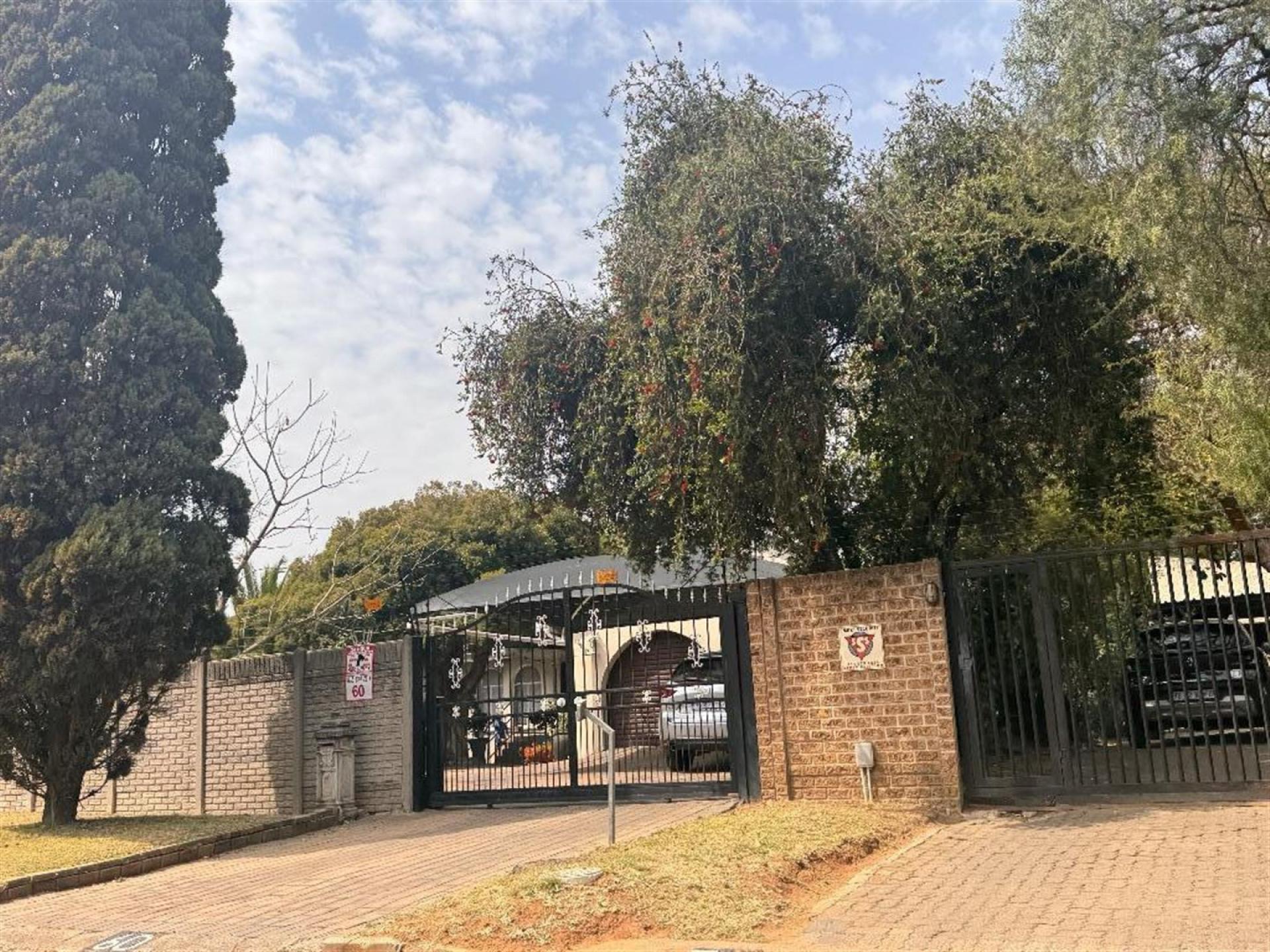 Front View of property in Glen Marais
