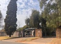 Front View of property in Glen Marais