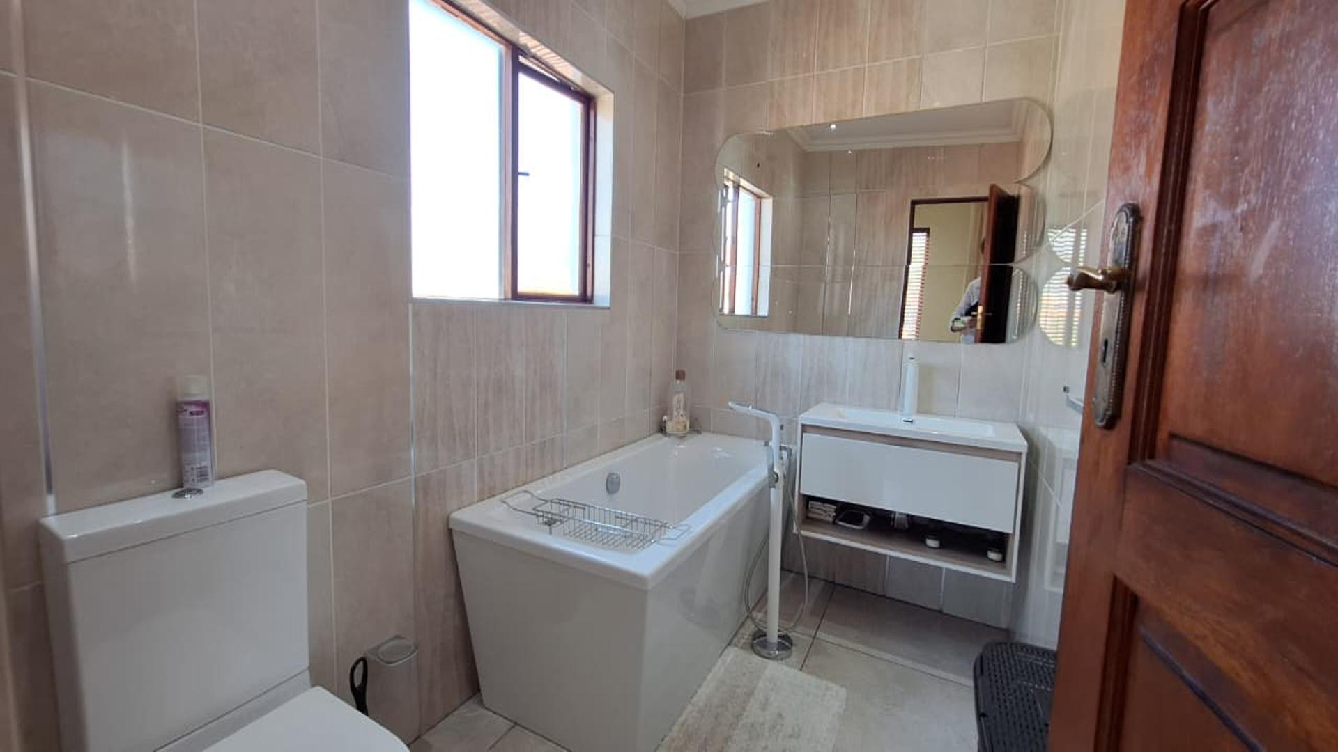 Main Bathroom - 7 square meters of property in Parkhaven