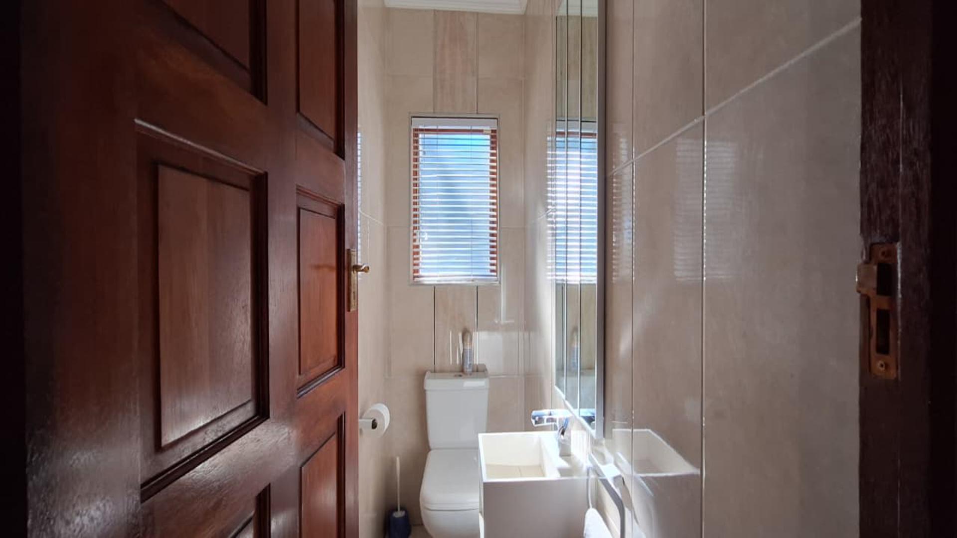 Bathroom 1 - 2 square meters of property in Parkhaven