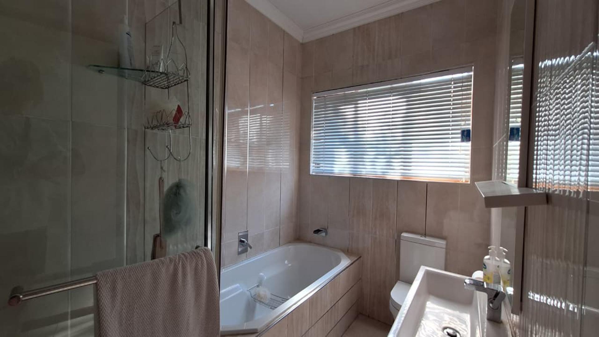 Bathroom 2 - 7 square meters of property in Parkhaven