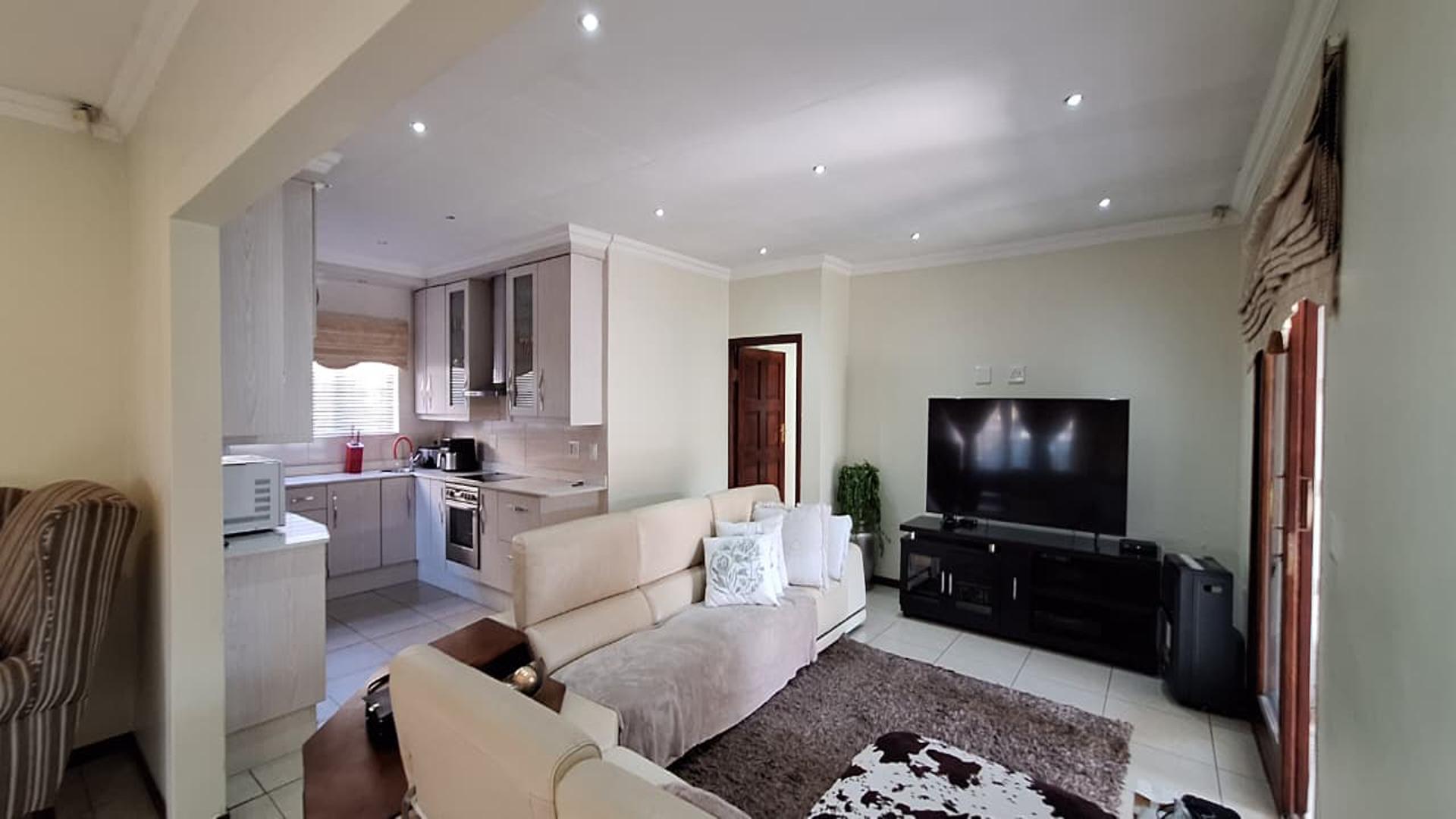 Lounges - 39 square meters of property in Parkhaven