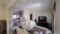 Lounges - 39 square meters of property in Parkhaven