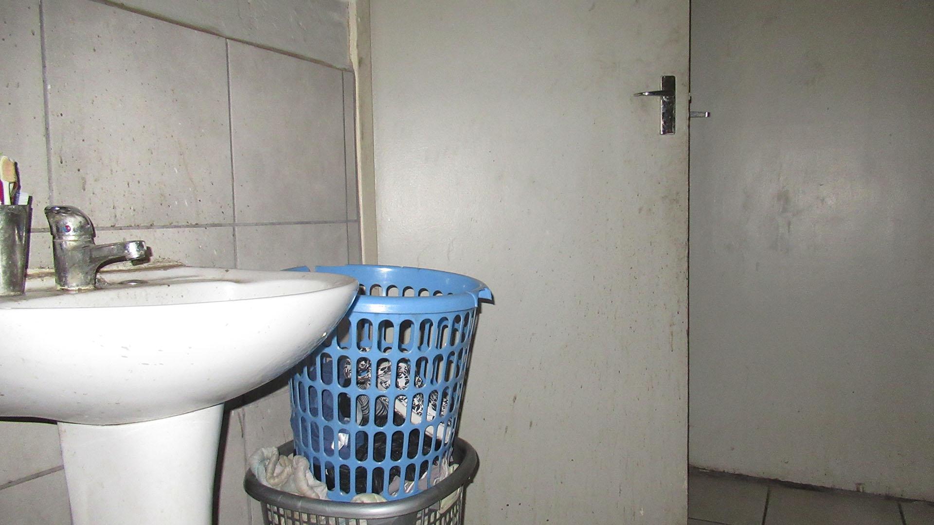 Bathroom 2 - 6 square meters of property in Elsburg