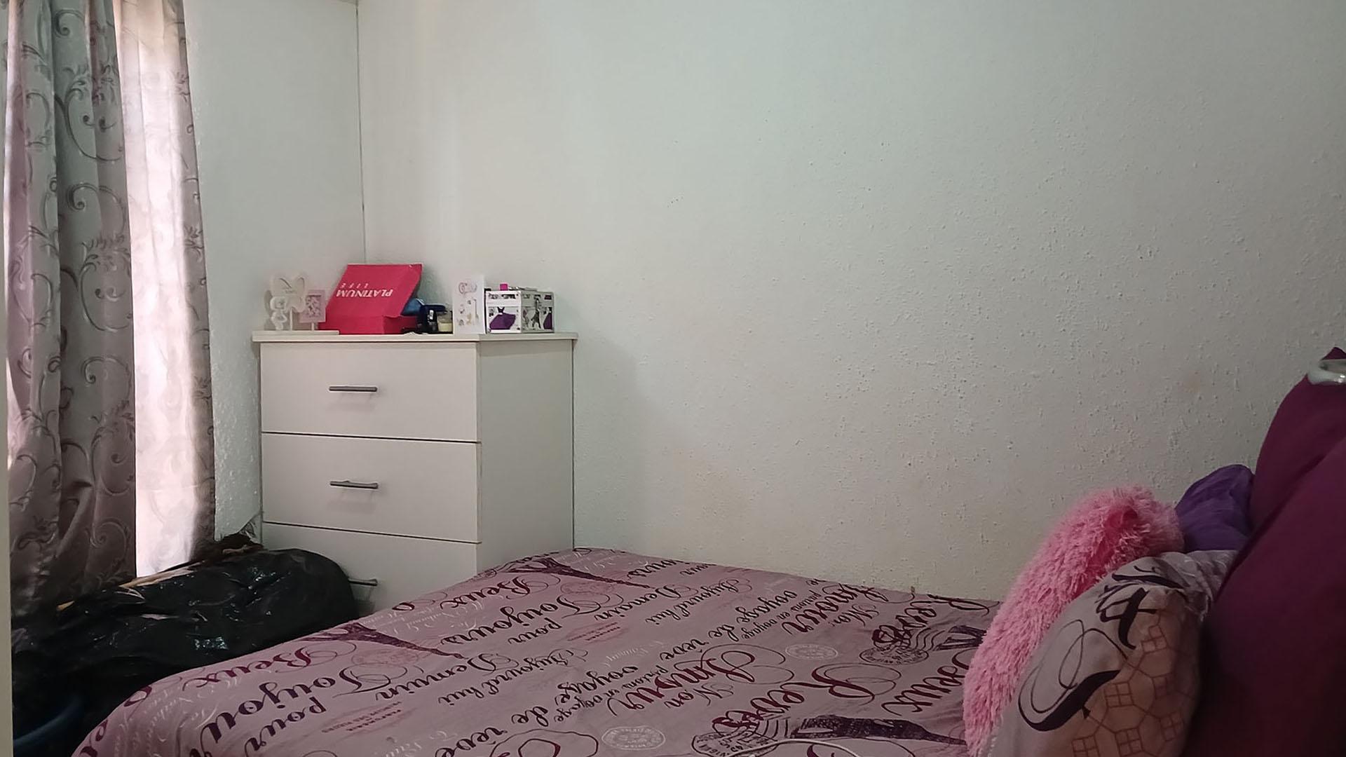 Bed Room 1 - 7 square meters of property in Protea Glen