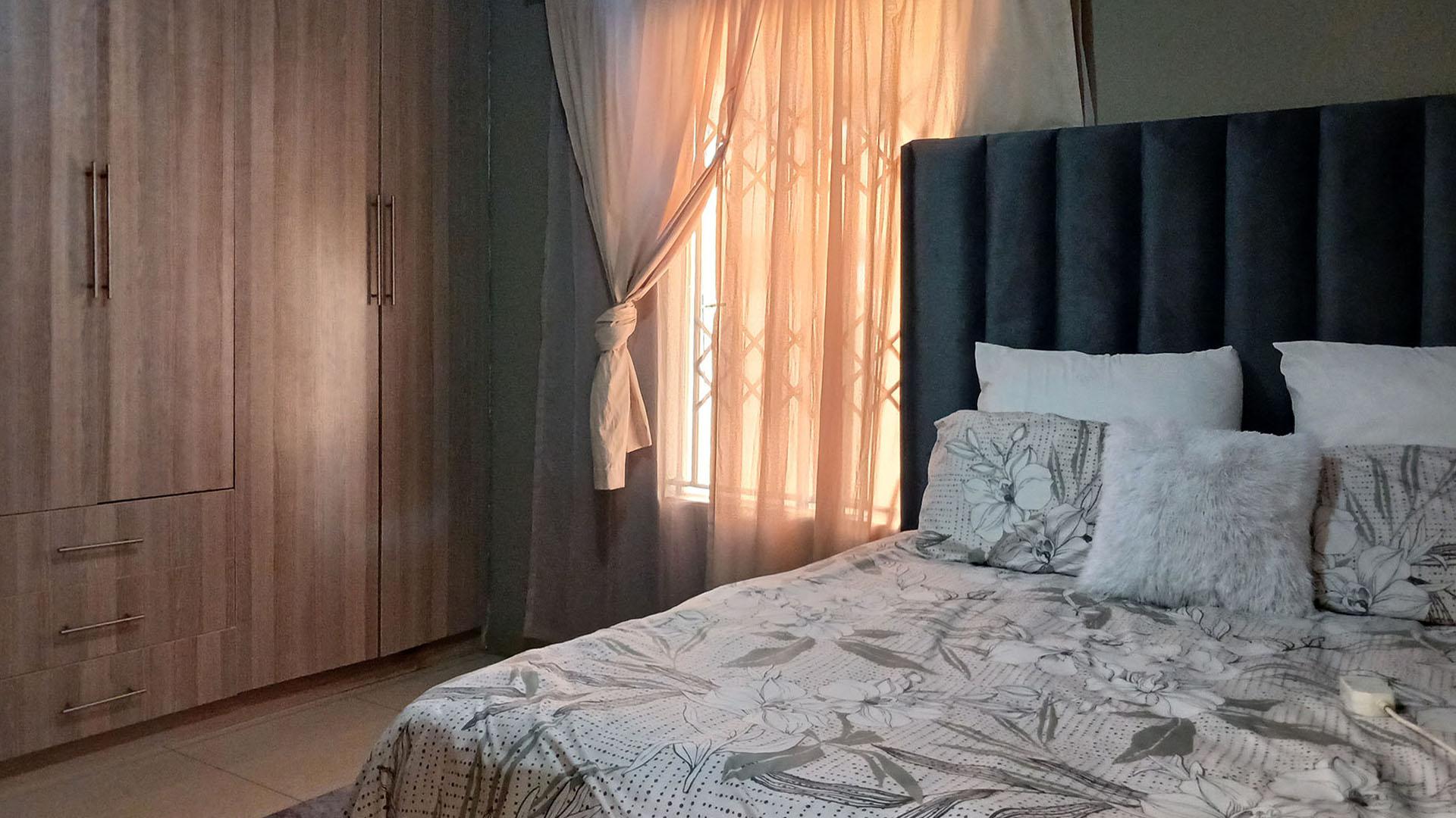 Bed Room 2 - 11 square meters of property in Protea Glen