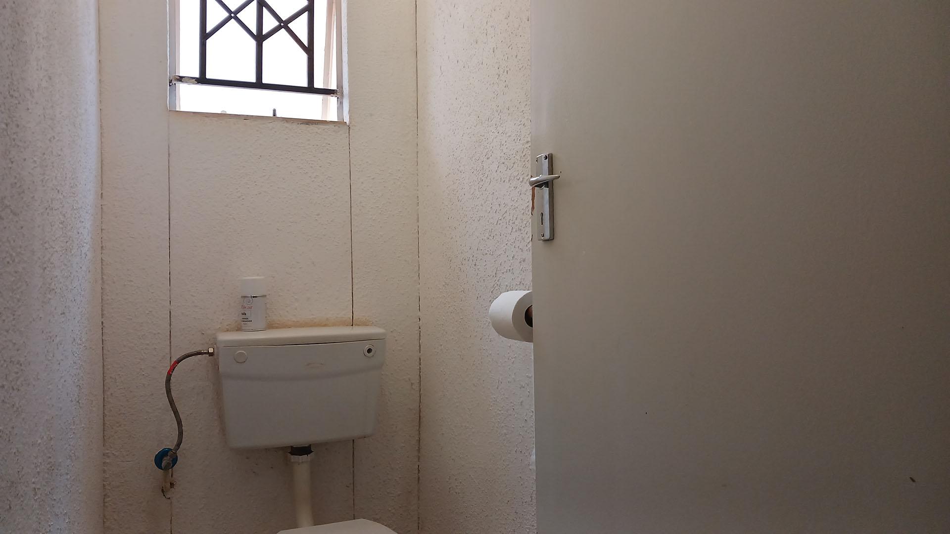 Bathroom 1 - 2 square meters of property in Protea Glen
