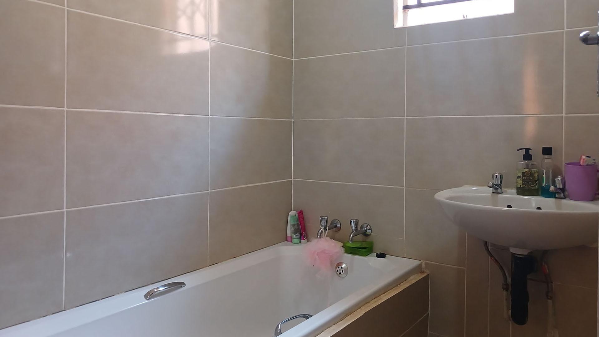 Bathroom 2 - 3 square meters of property in Protea Glen