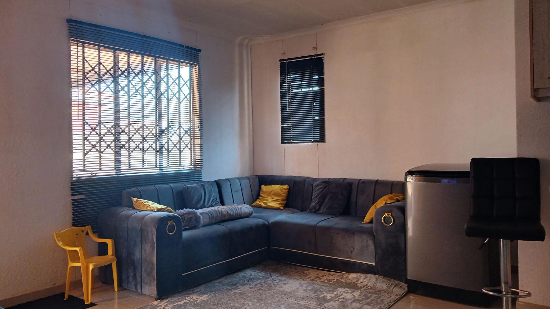 Lounges - 13 square meters of property in Protea Glen