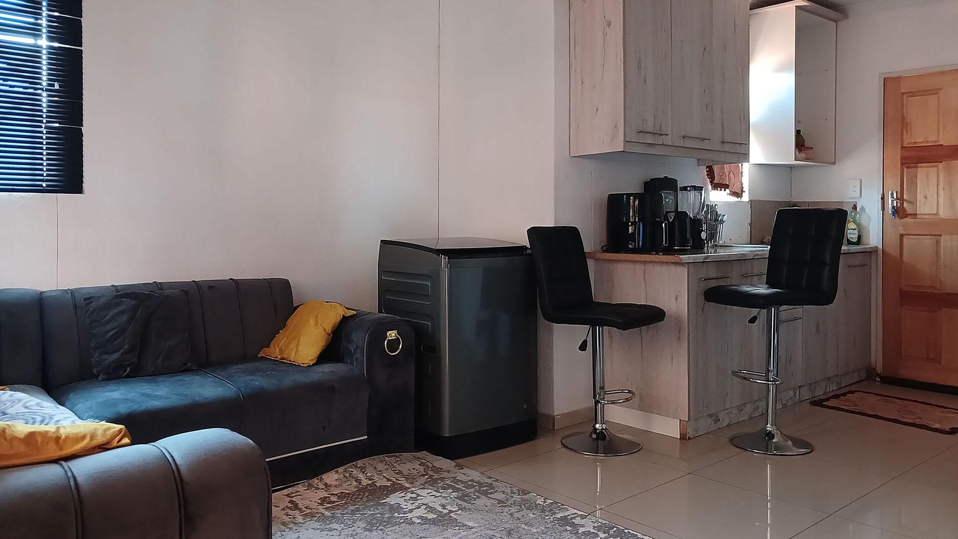 Lounges - 13 square meters of property in Protea Glen