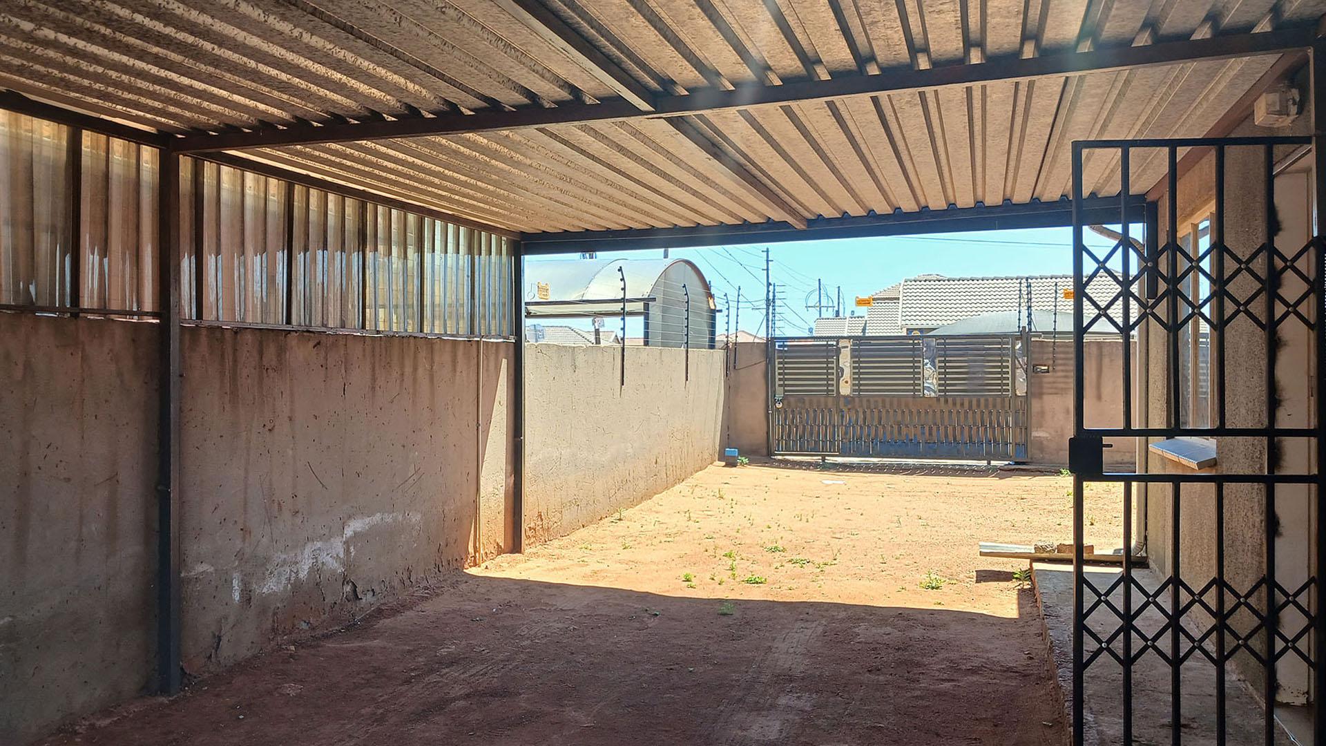 Spaces - 34 square meters of property in Protea Glen