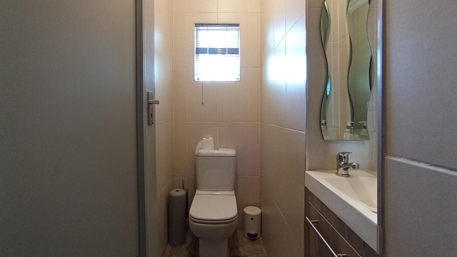 Bathroom 1 - 10 square meters of property in Pumulani AH