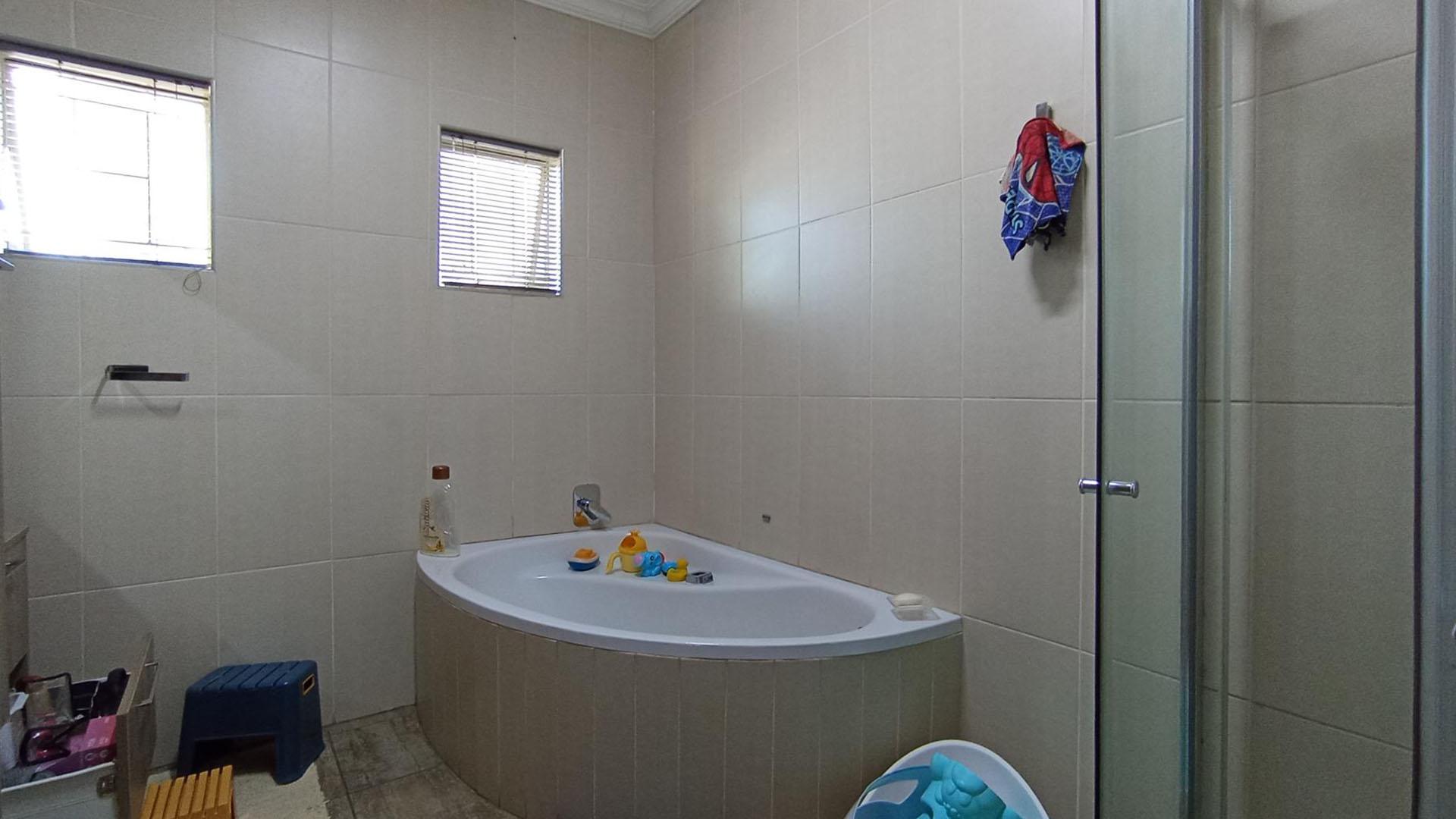 Bathroom 1 - 10 square meters of property in Pumulani AH